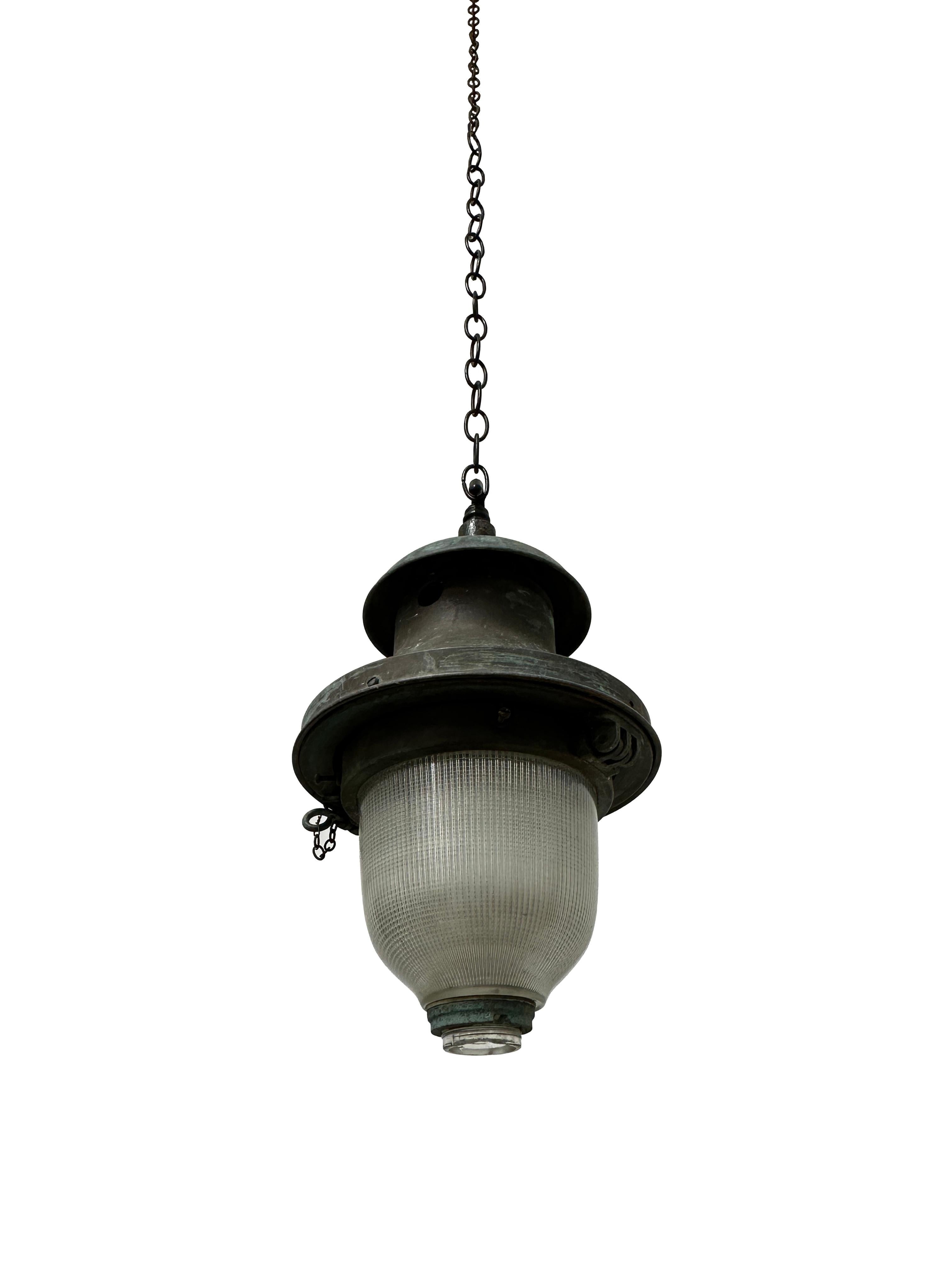 Français Ancienne lampe industrielle française à pendentif Holophane Devant pour plafond Lights en vente