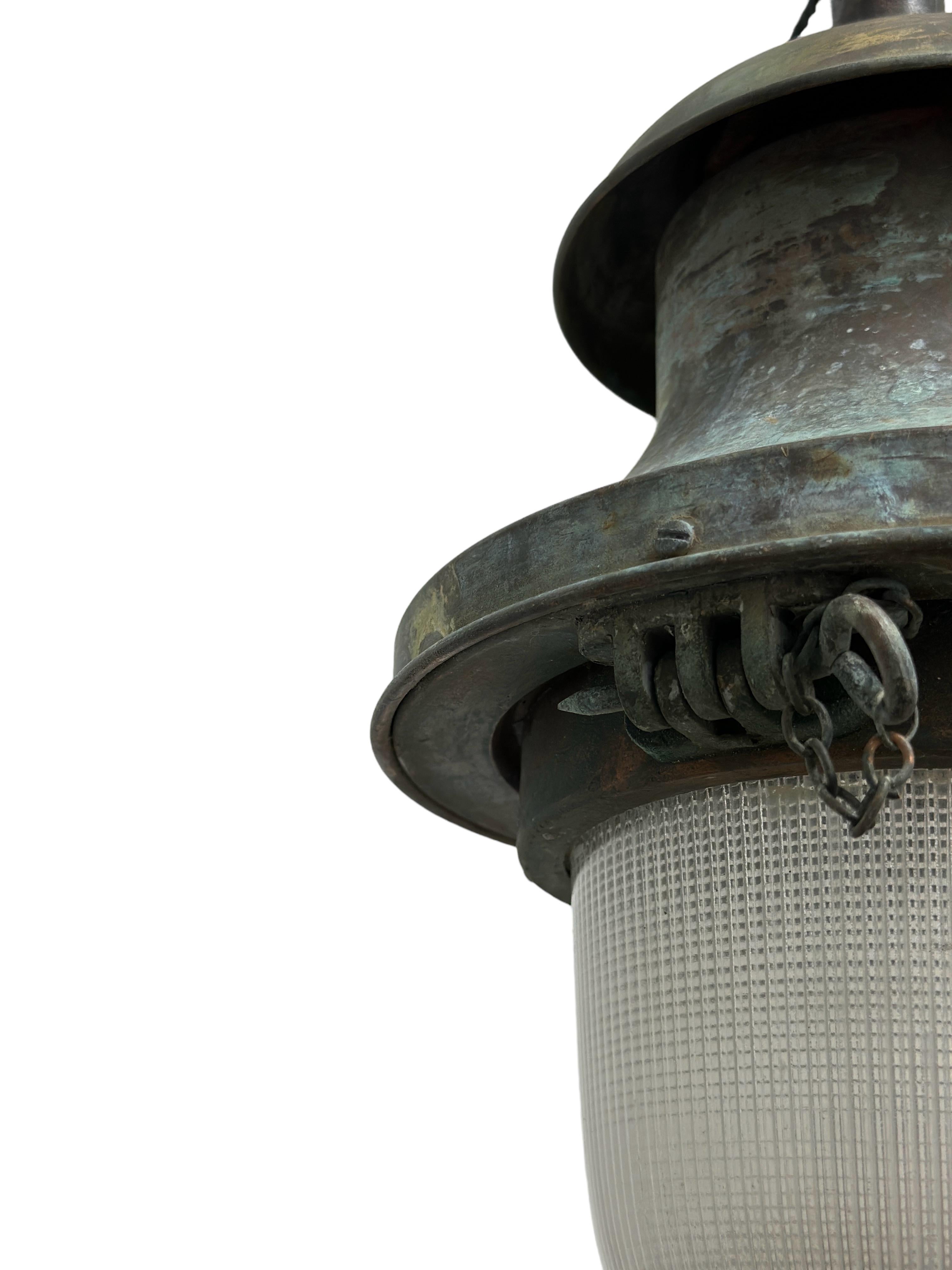 Cuivre Ancienne lampe industrielle française à pendentif Holophane Devant pour plafond Lights en vente