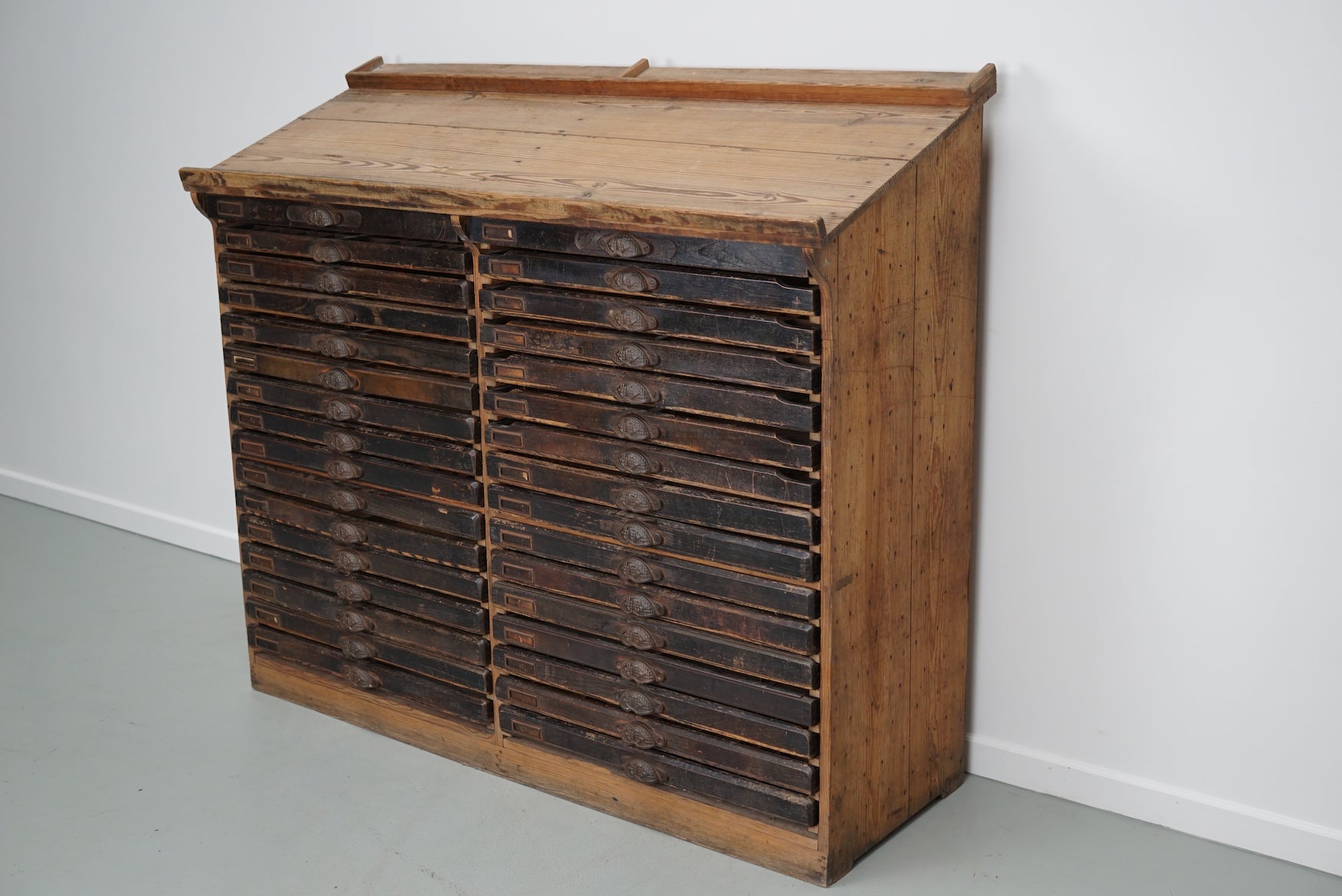 These printer drawers were made in the early 20th century in France from pine and beech with stunning original cast iron cup handles. Most of the drawers have dividers. The interior dimensions of the drawers are: D 41 x W 61 x H 4 cm.