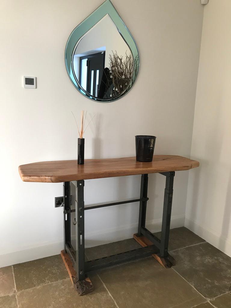 Dieser Tisch kann auch als Schreibtisch verwendet werden, er ist höhenverstellbar, die Tischplatte und der Sockel wurden später hinzugefügt, es wurde etwas antikes Holz verwendet, um den Stil beizubehalten. 

 Wir haben den Rahmen aus der