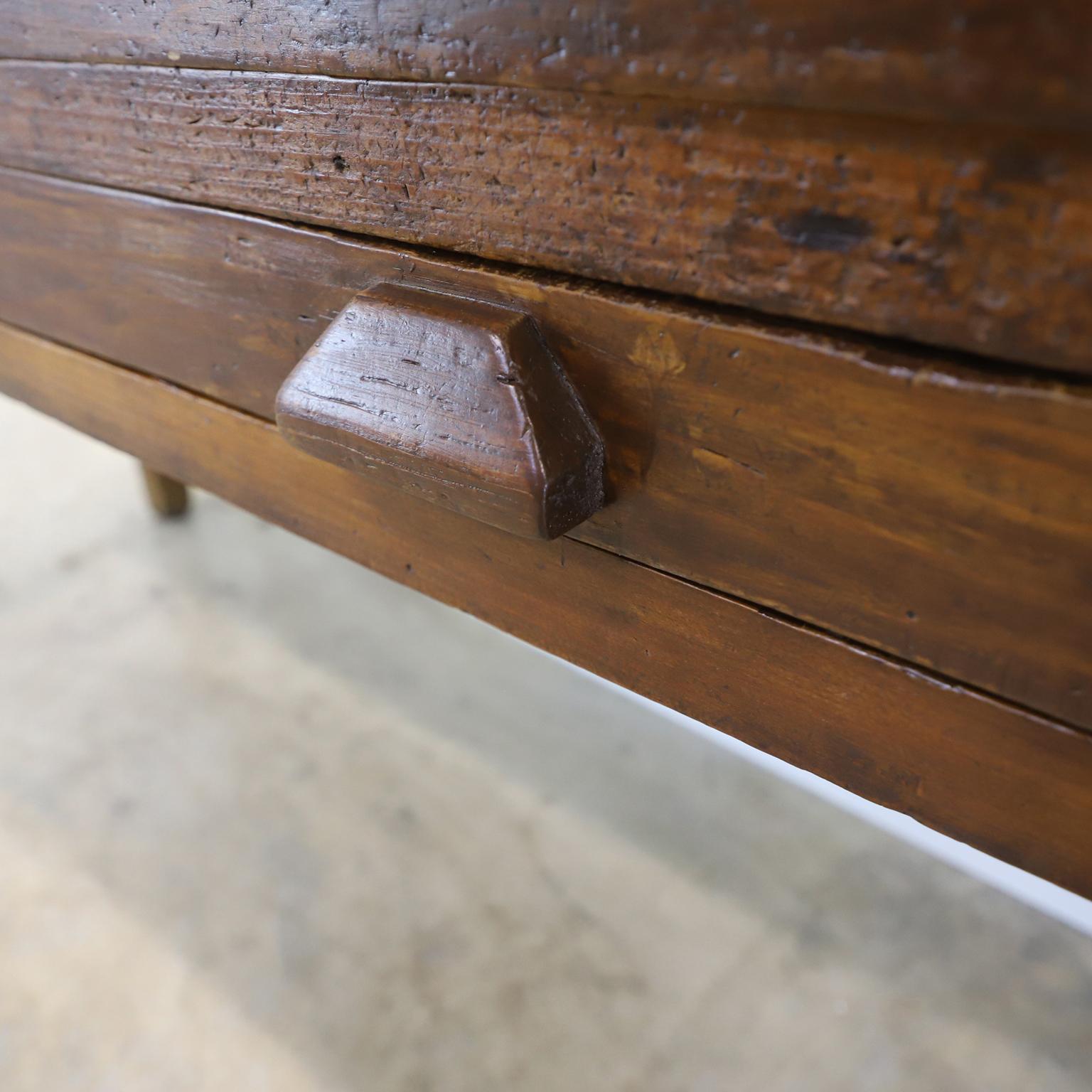 Um 1930. Wir bieten einen einzigartigen antiken mexikanischen industriellen Jewell's Bench Work Table mit hervorragender Patina.

Der Hocker und die Schreibmaschine sind nicht enthalten.