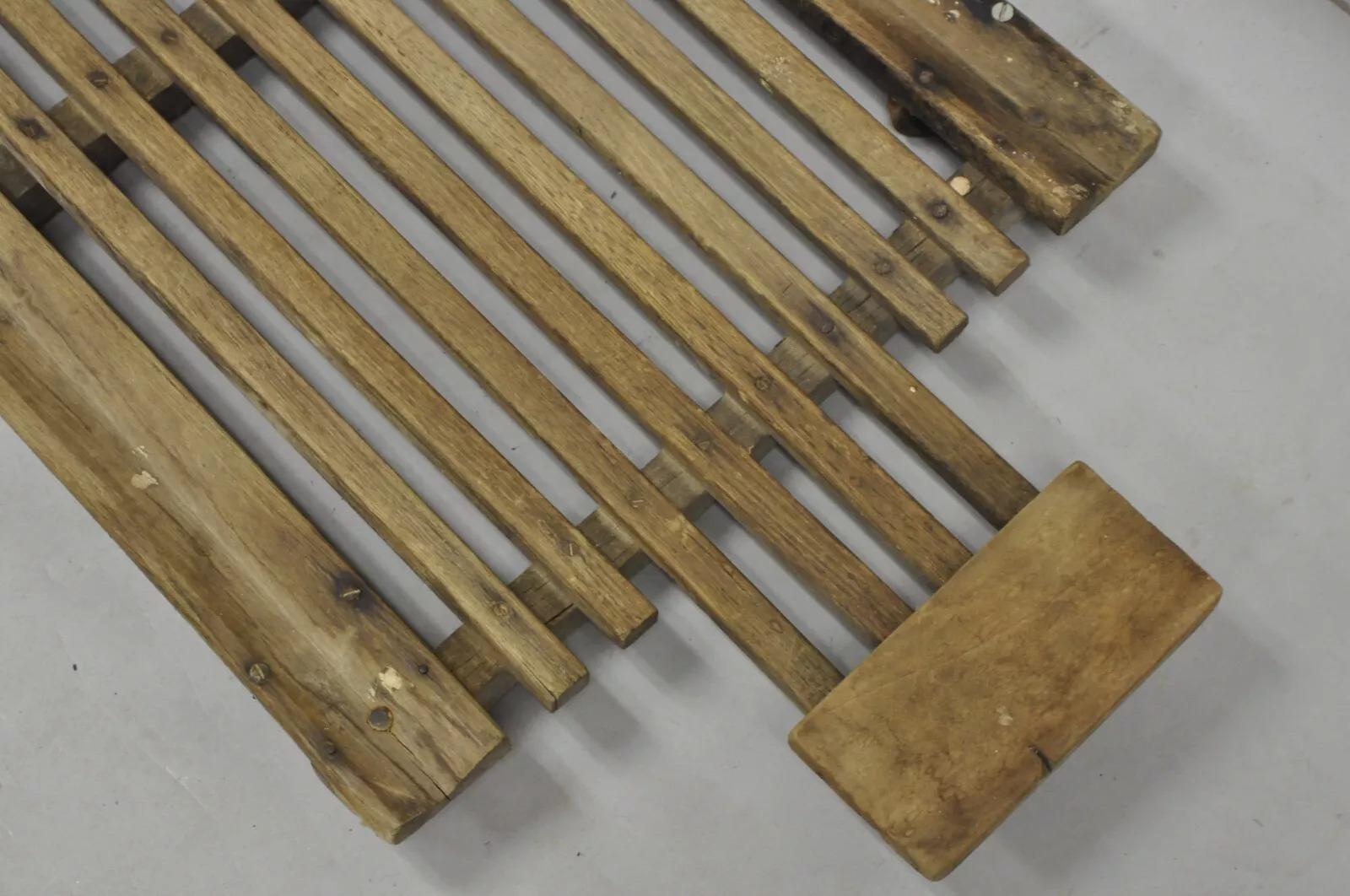 Antico, industriale, moderno, in legno, con doghe e rotelle, per il garage meccanico. in vendita 4