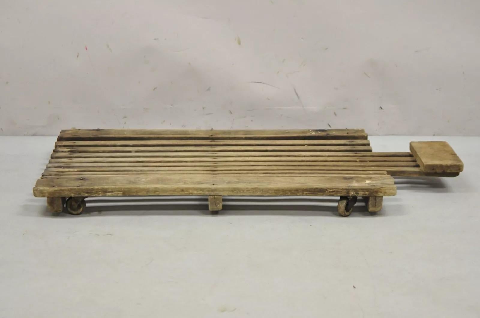 Rolle antica industriale moderna in legno a doghe per garage meccanico. Circa all'inizio del XX secolo. Misure: 3