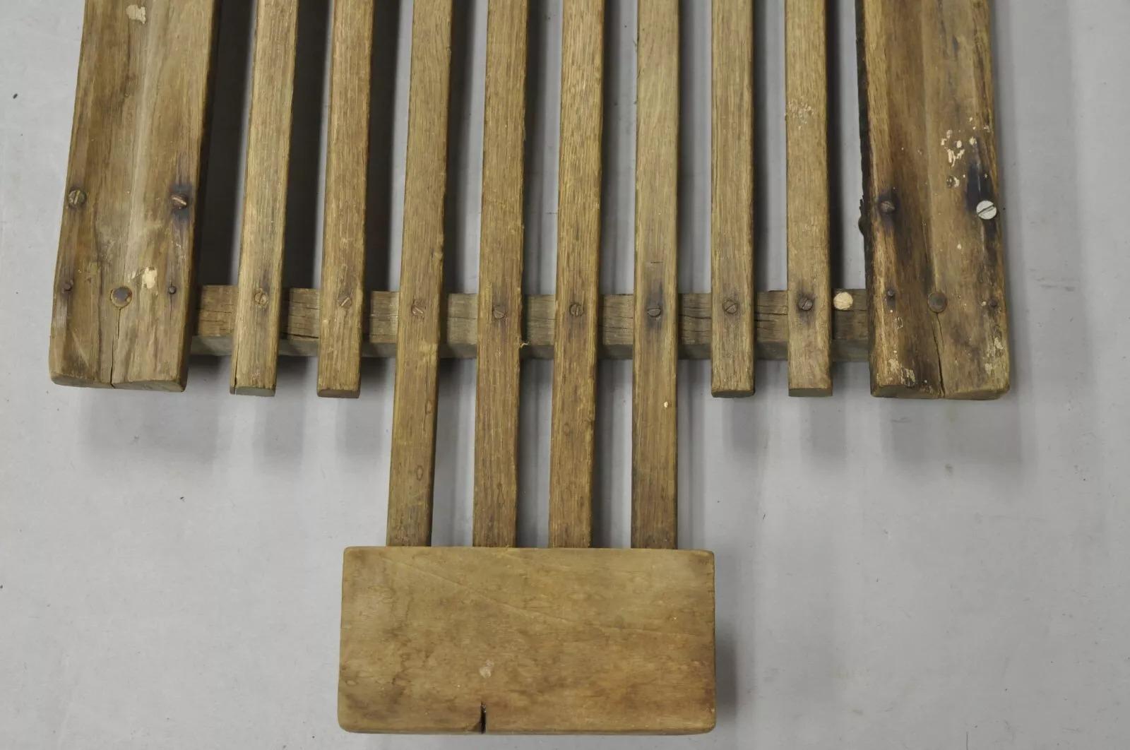 Sconosciuto Antico, industriale, moderno, in legno, con doghe e rotelle, per il garage meccanico. in vendita