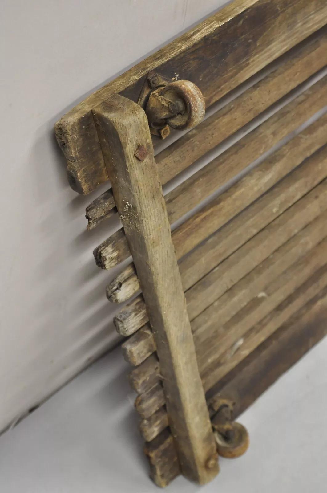 Antico, industriale, moderno, in legno, con doghe e rotelle, per il garage meccanico. In condizioni buone in vendita a Philadelphia, PA