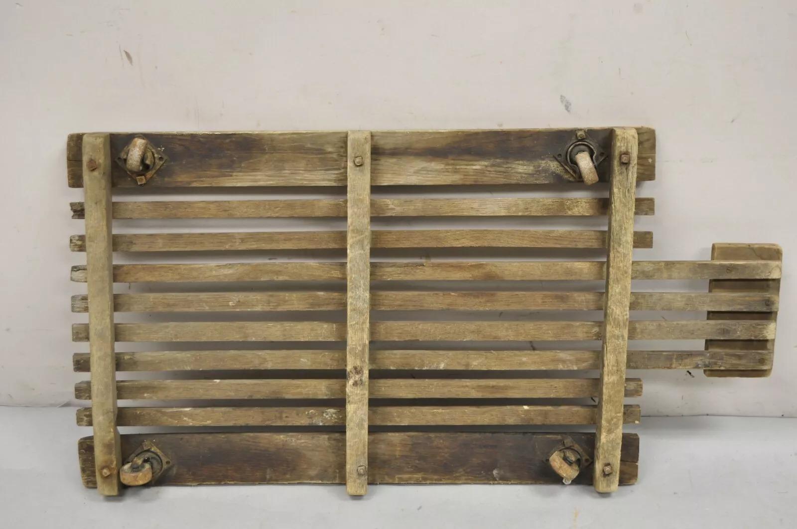 Antico, industriale, moderno, in legno, con doghe e rotelle, per il garage meccanico. in vendita 2