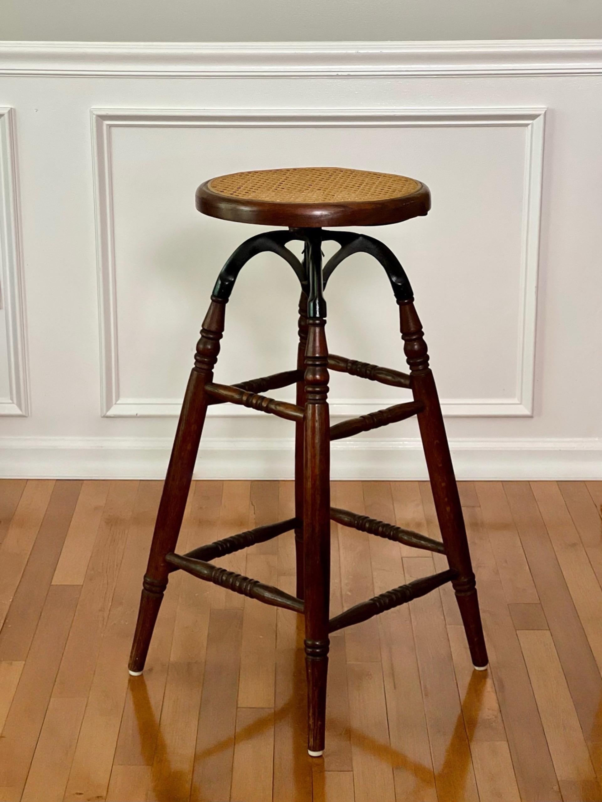 Victorien Tabouret de dessinateur et d'architecte en chêne et fer ancien et industriel avec assise cannée en vente