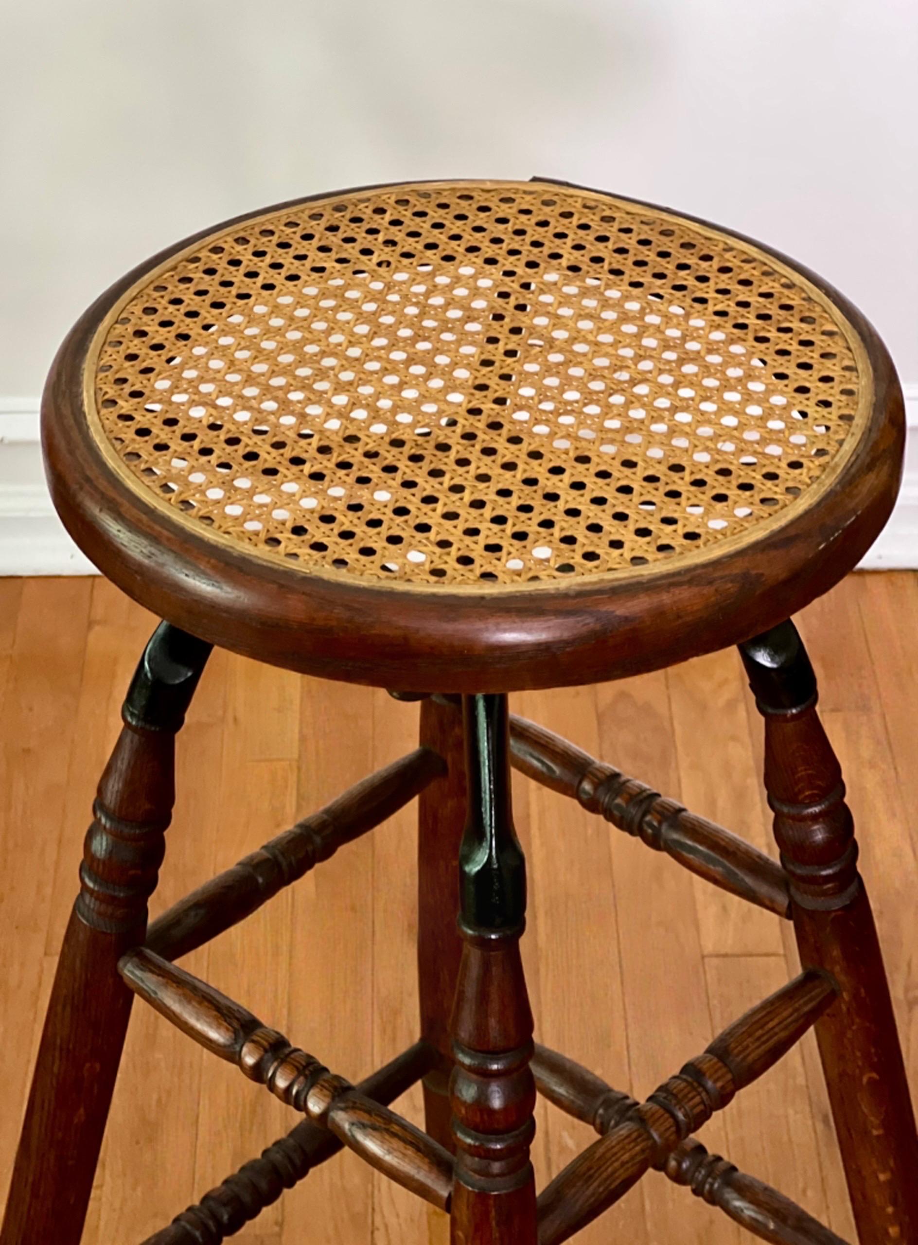 Américain Tabouret de dessinateur et d'architecte en chêne et fer ancien et industriel avec assise cannée en vente