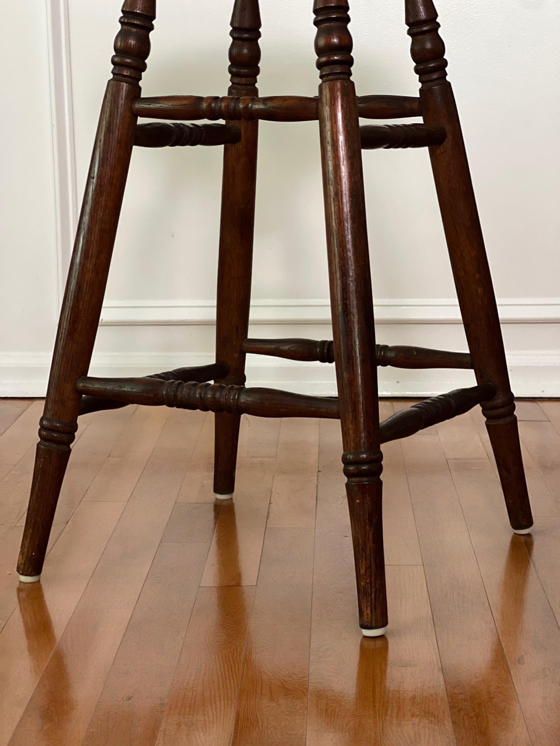 Tabouret de dessinateur et d'architecte en chêne et fer ancien et industriel avec assise cannée Bon état - En vente à Doylestown, PA
