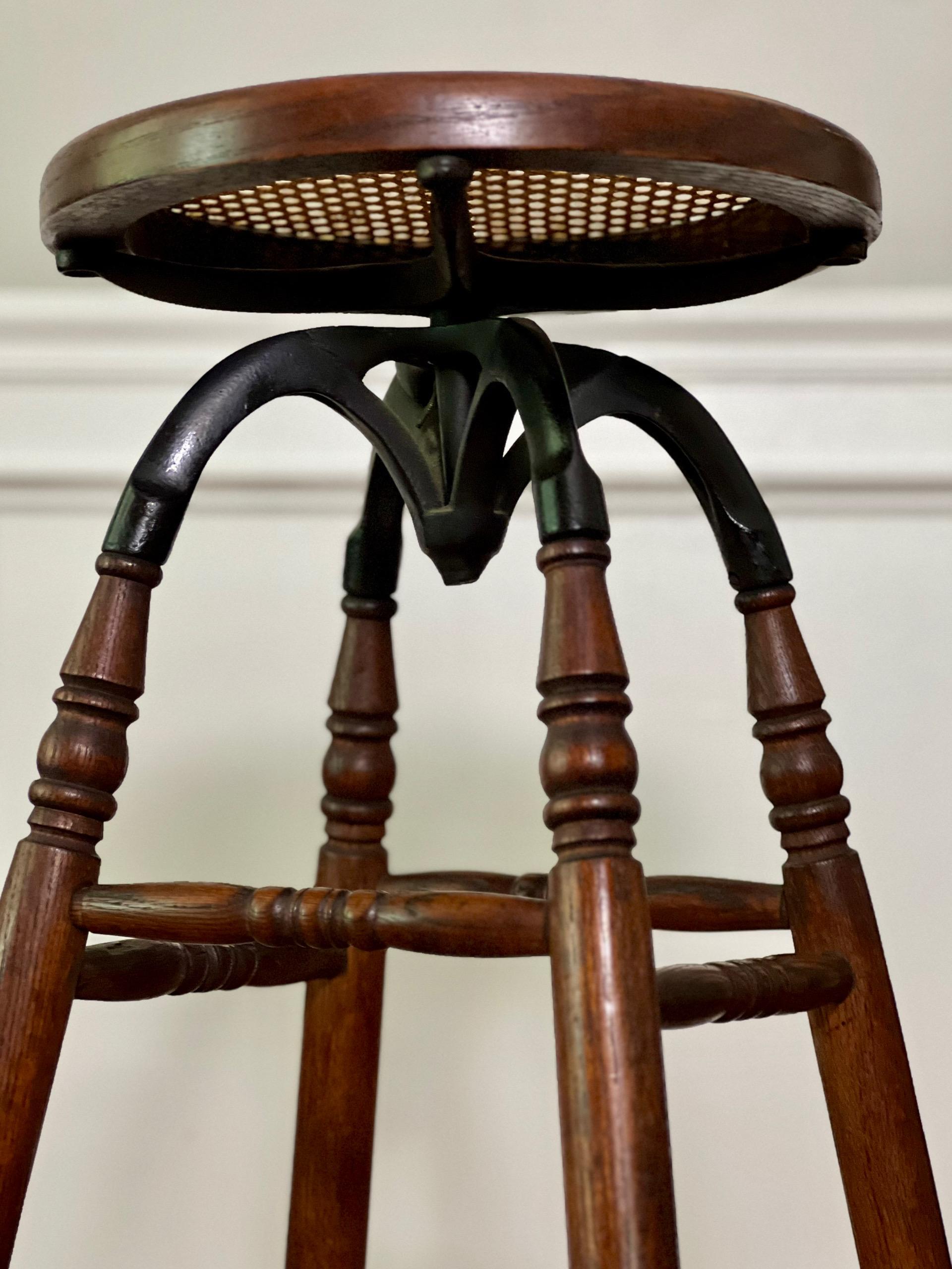 20ième siècle Tabouret de dessinateur et d'architecte en chêne et fer ancien et industriel avec assise cannée en vente