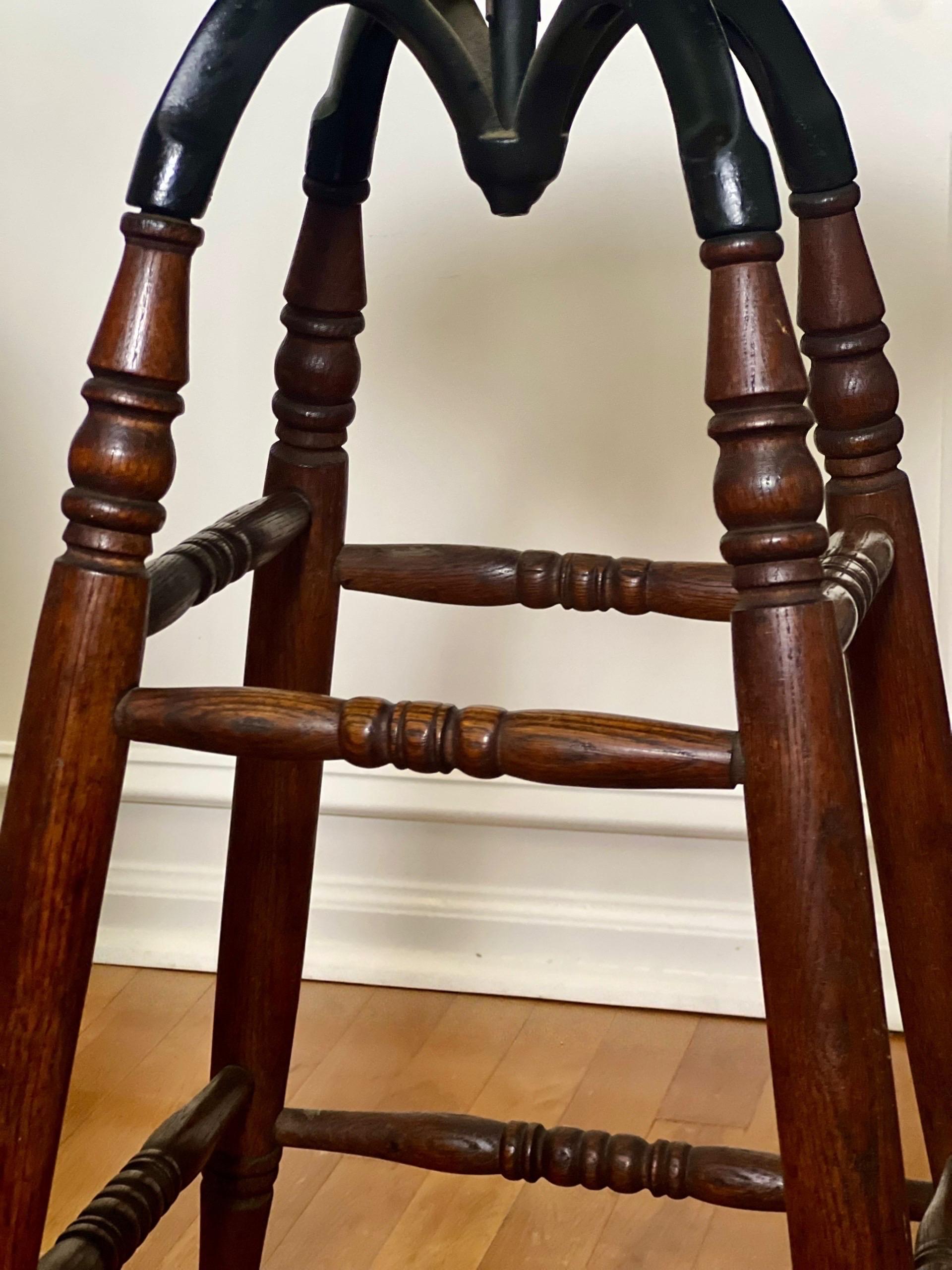 Canne Tabouret de dessinateur et d'architecte en chêne et fer ancien et industriel avec assise cannée en vente