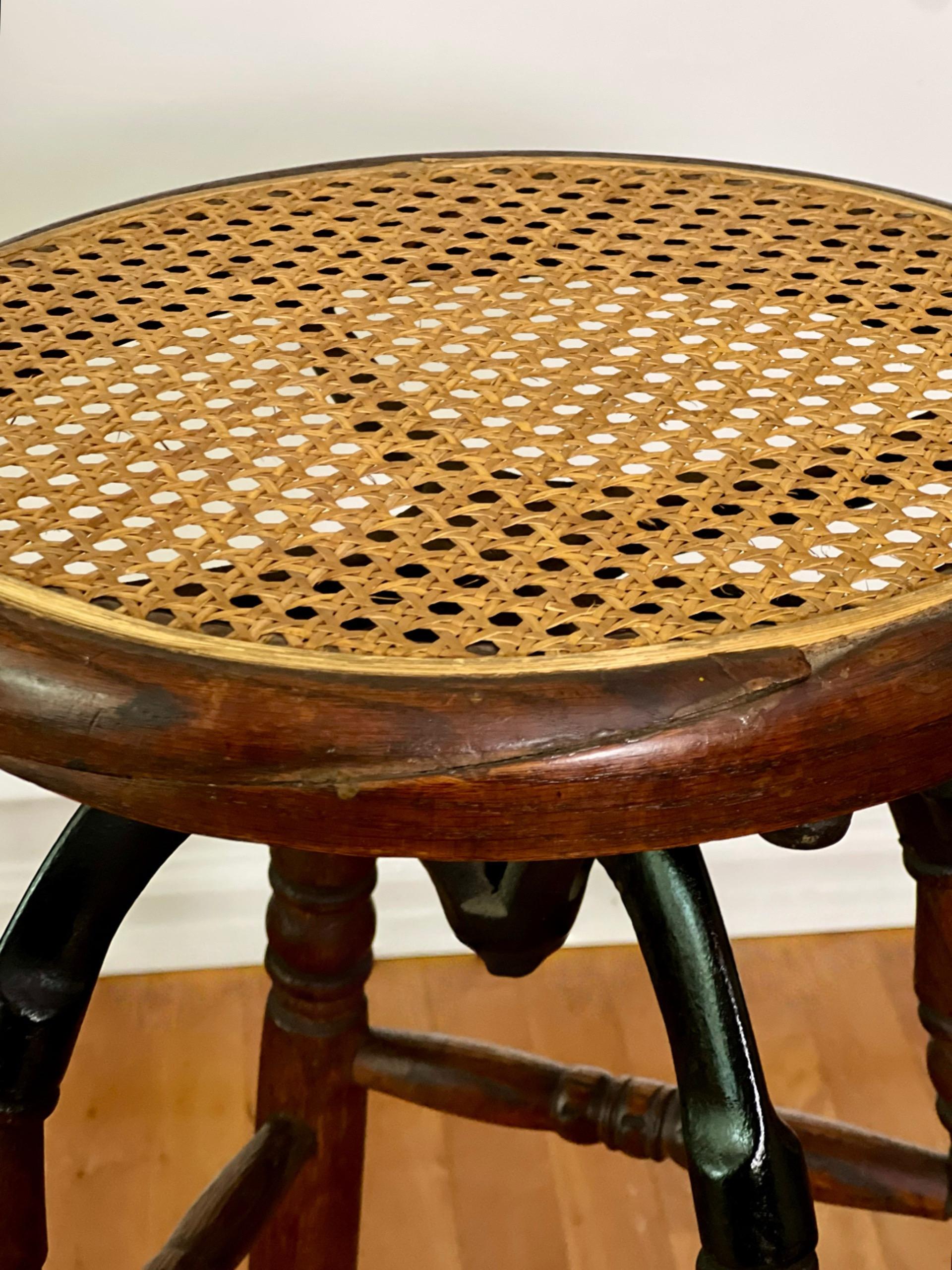 Tabouret de dessinateur et d'architecte en chêne et fer ancien et industriel avec assise cannée en vente 1