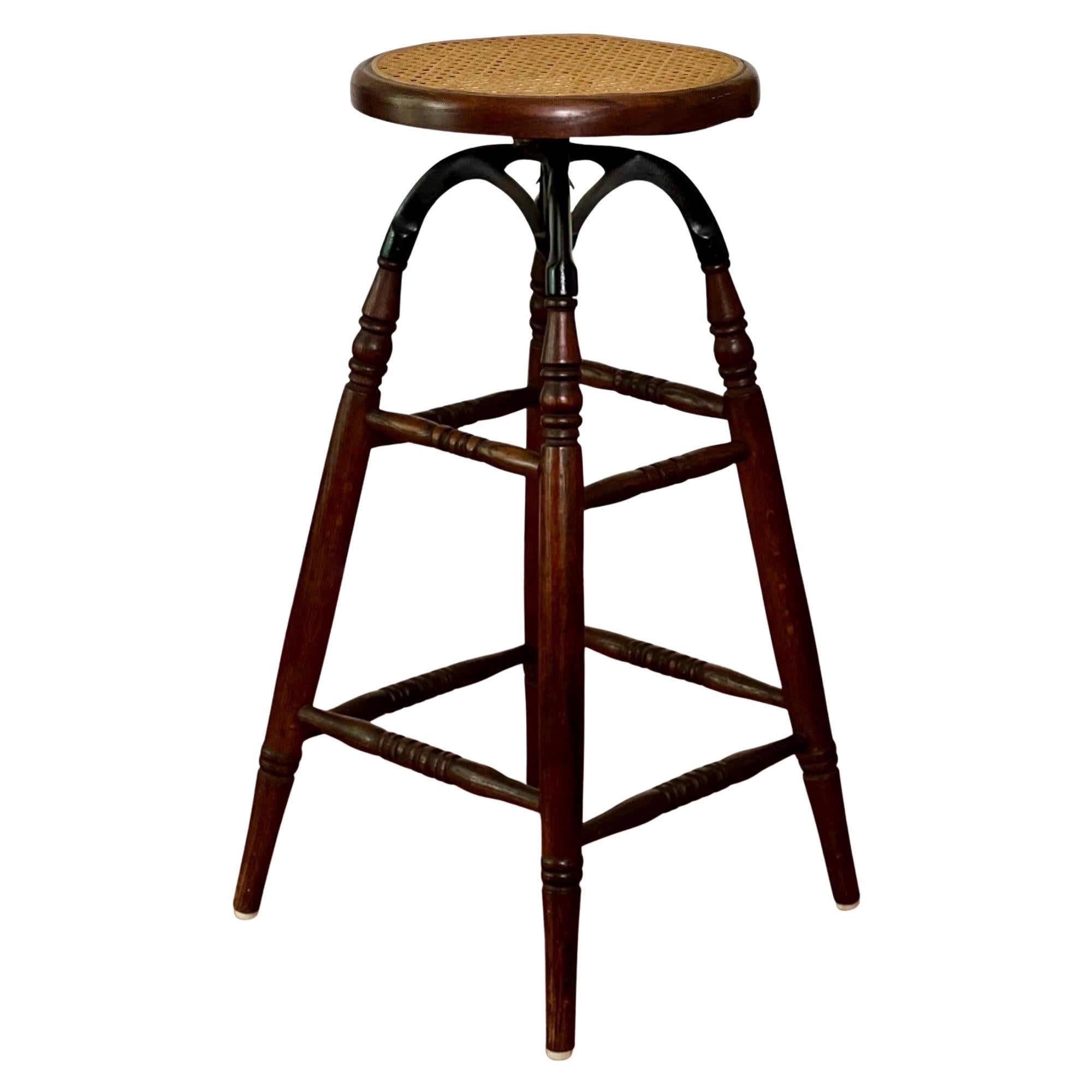 Tabouret de dessinateur et d'architecte en chêne et fer ancien et industriel avec assise cannée en vente