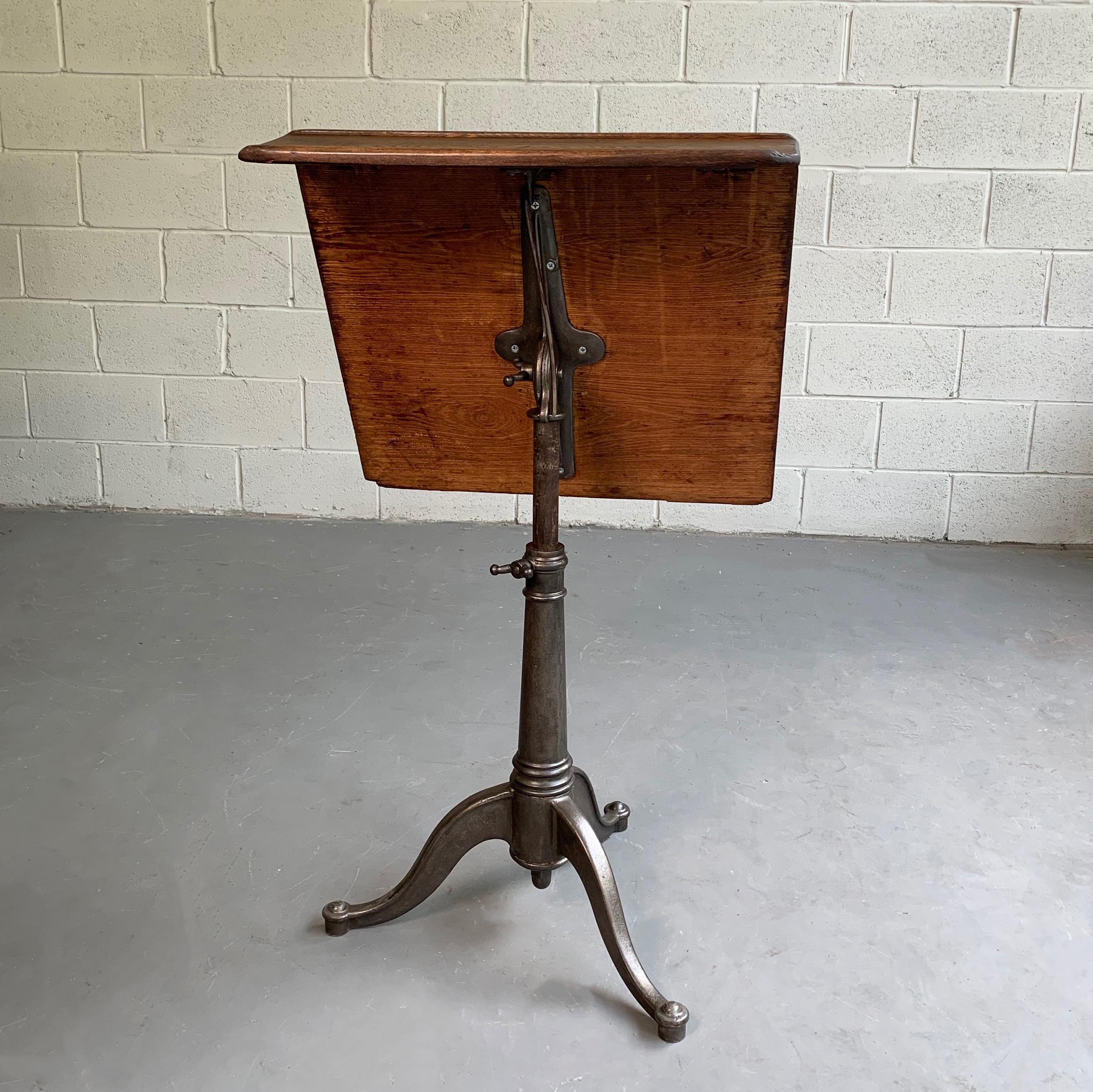Américain Ancien chevalet industriel d'artiste en chêne avec base à piédestal en fonte