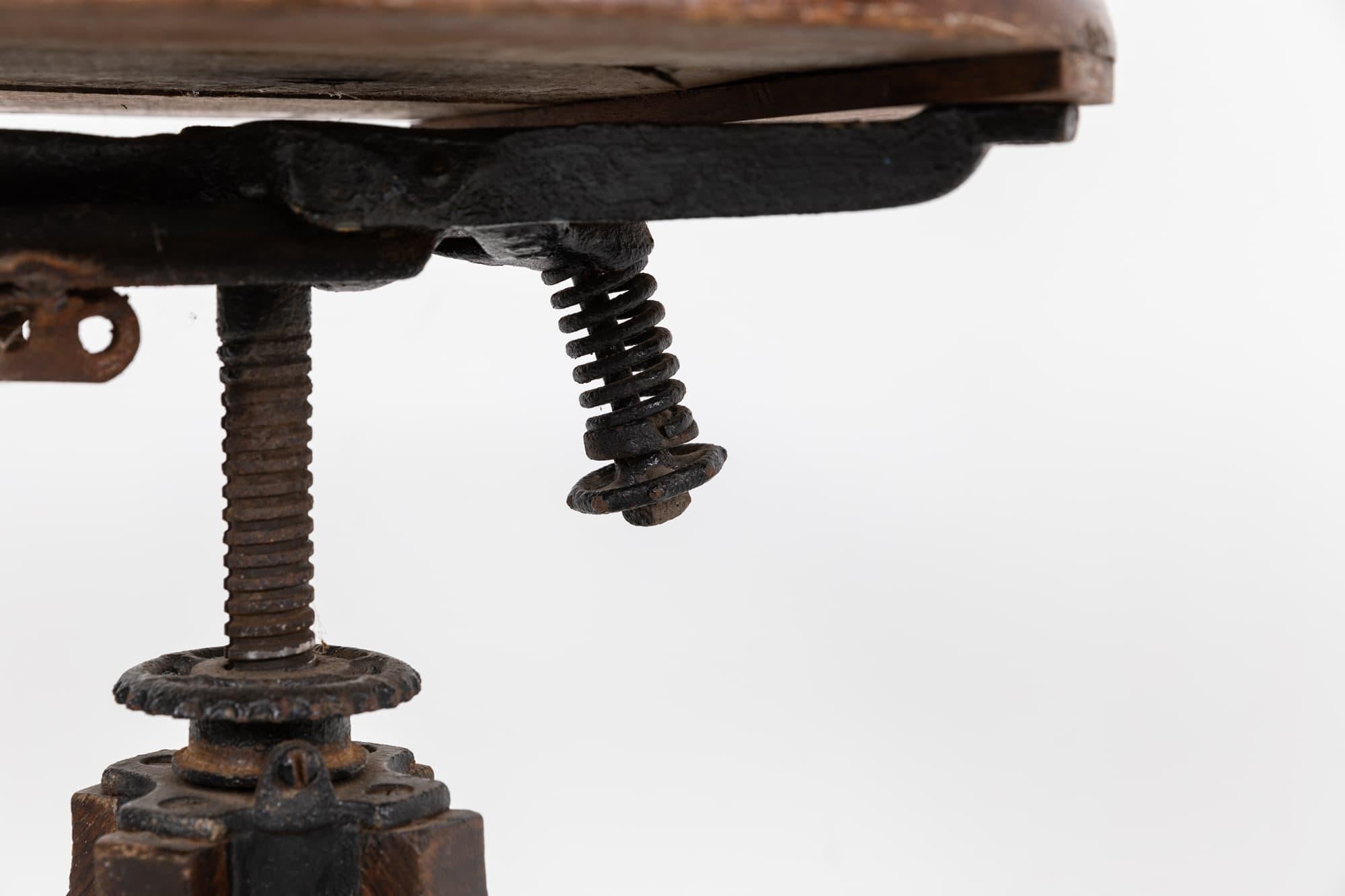 Antiker, drehbarer, Machinist-Schreibtischstuhl aus Eiche aus Industrieeiche für die Fabrik, um 1940 (Englisch) im Angebot