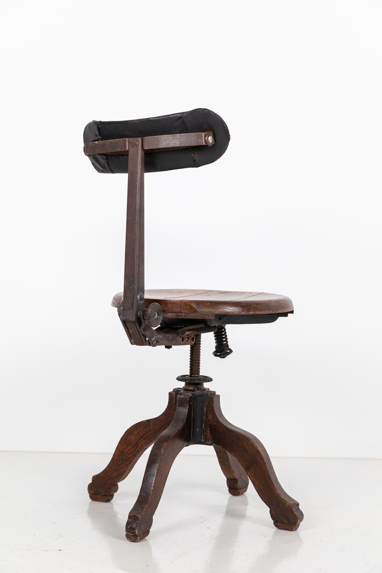 Victorien tardif Ancienne chaise de bureau d'atelier Machinist industriel pivotante en chêne, vers 1940 en vente