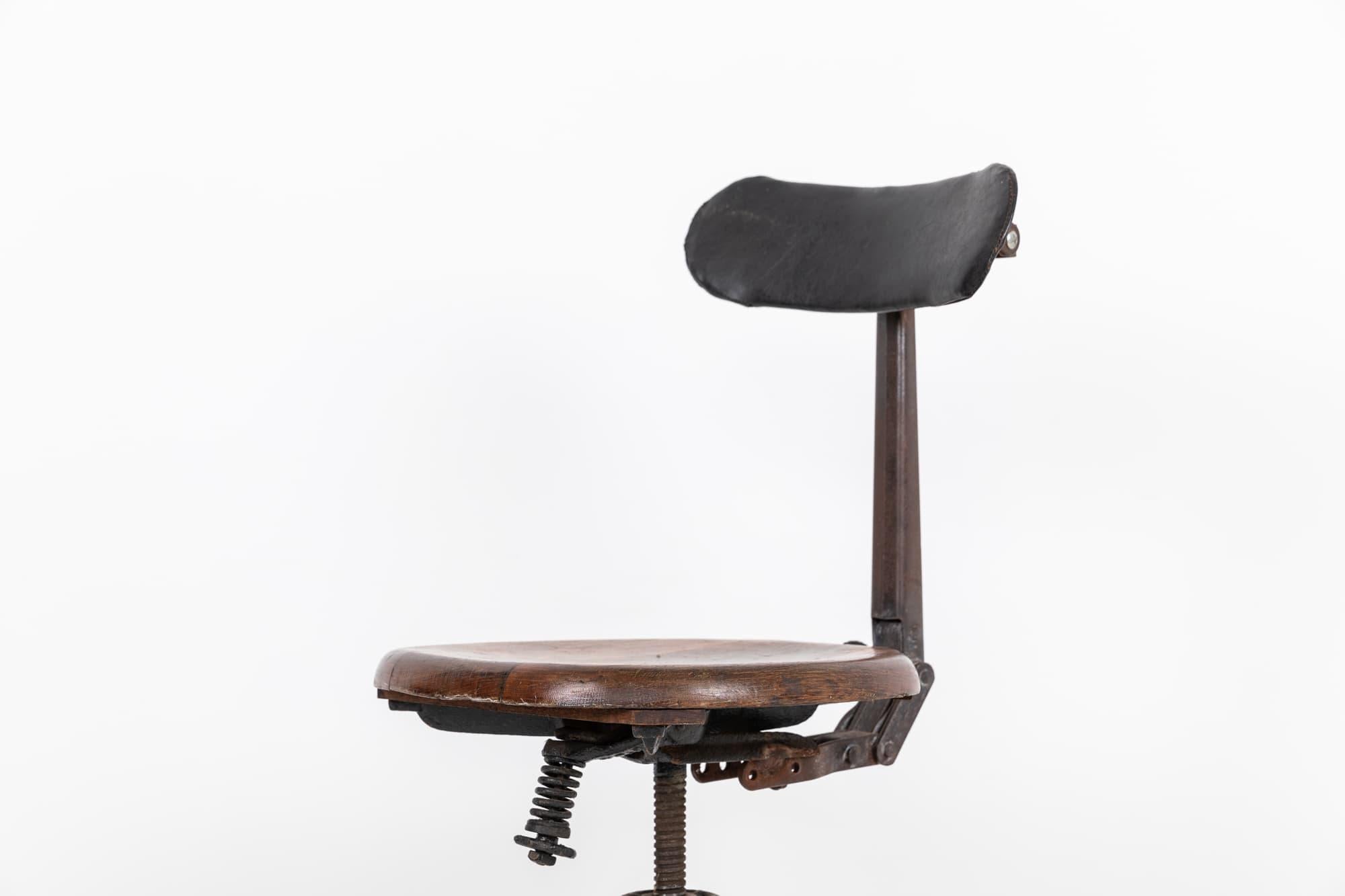 Anglais Ancienne chaise de bureau d'atelier Machinist industriel pivotante en chêne, vers 1940 en vente