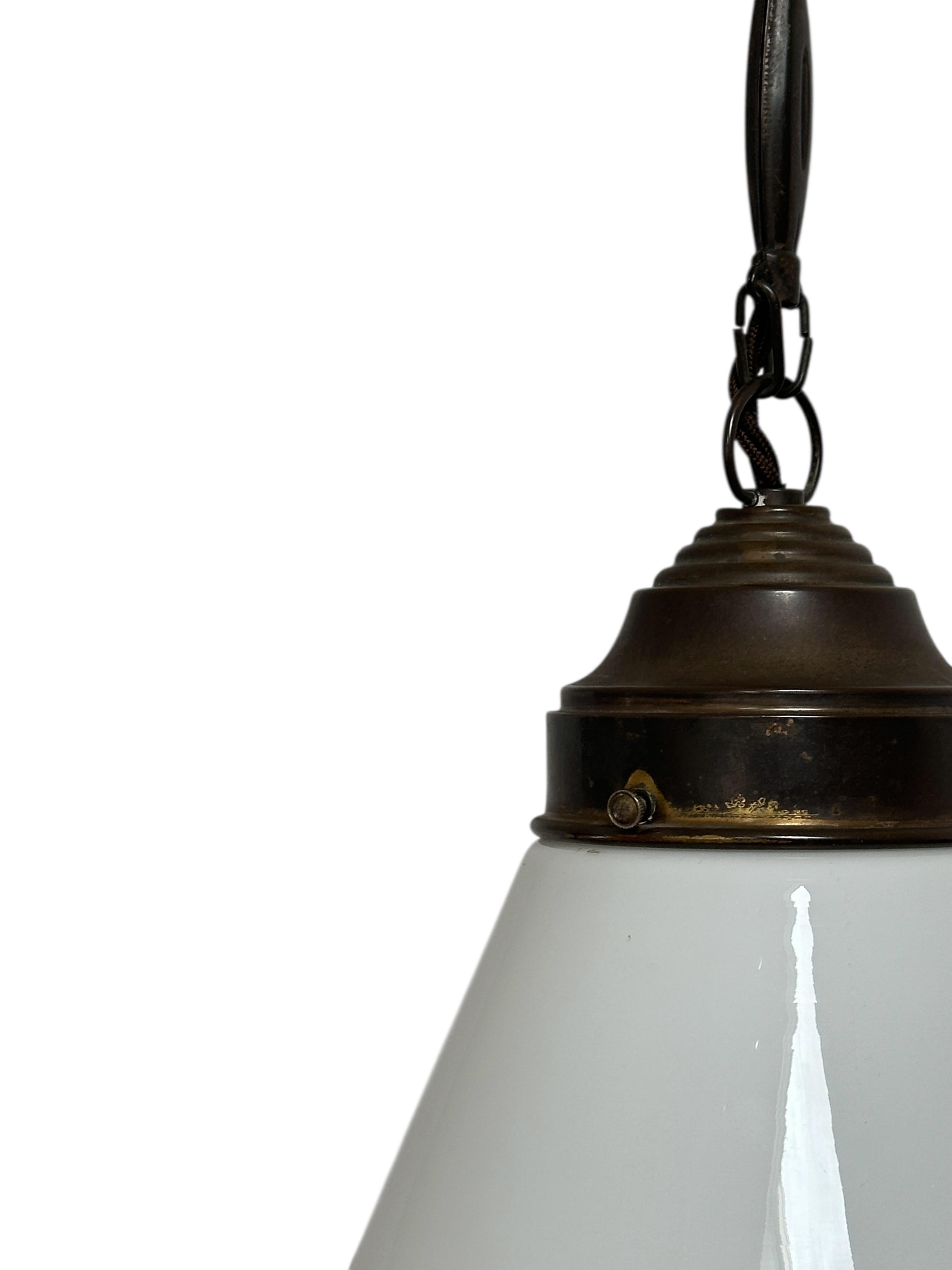 Antigua Lámpara Colgante de Techo Industrial de Vidrio Opalino con Leche Peter Behrens en Bueno estado para la venta en Sale, GB