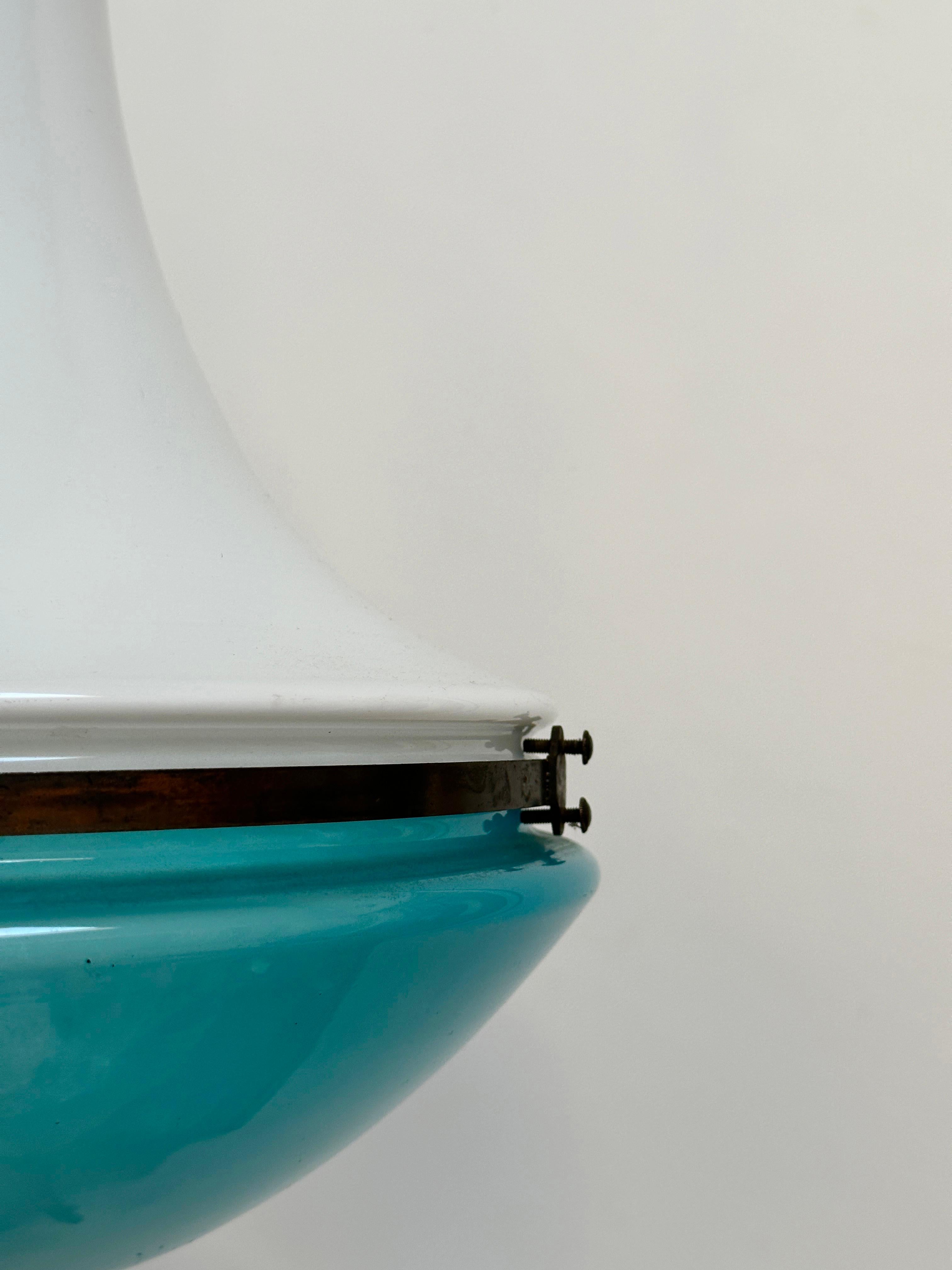 - Eine originale und äußerst seltene Verico Luzette mit Tageslichtglas, entworfen von Peter Behrens für Siemens, Deutschland um 1920. 
- Zweifarbiges Glas mit Siemens-Ätzmarke, Kupfergalerie, Mittelband und originaler Deckenrosette.
- Schöner