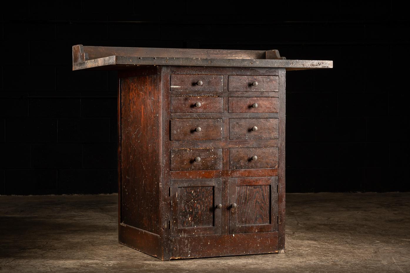 Banco de trabajo industrial antiguo con cajonera y separadores Estadounidense en venta