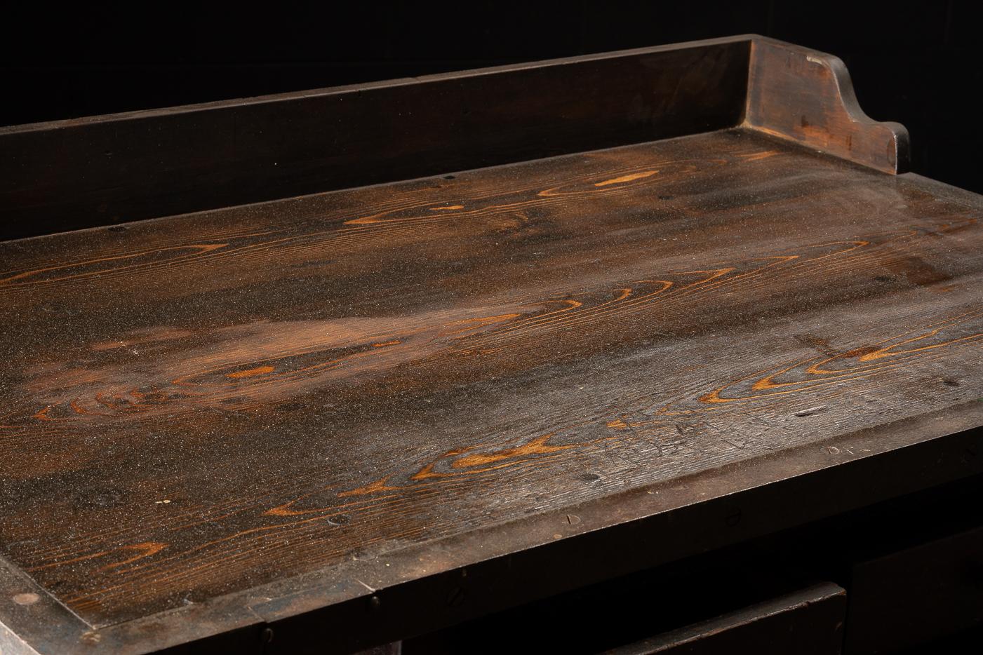 Banco de trabajo industrial antiguo con cajonera y separadores principios del siglo XX en venta
