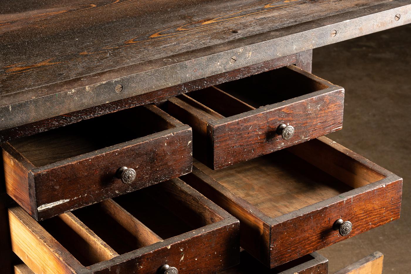 Banco de trabajo industrial antiguo con cajonera y separadores Metal en venta