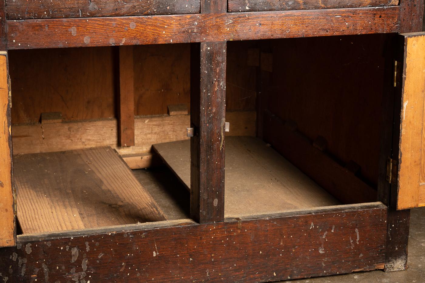 Banco de trabajo industrial antiguo con cajonera y separadores en venta 1