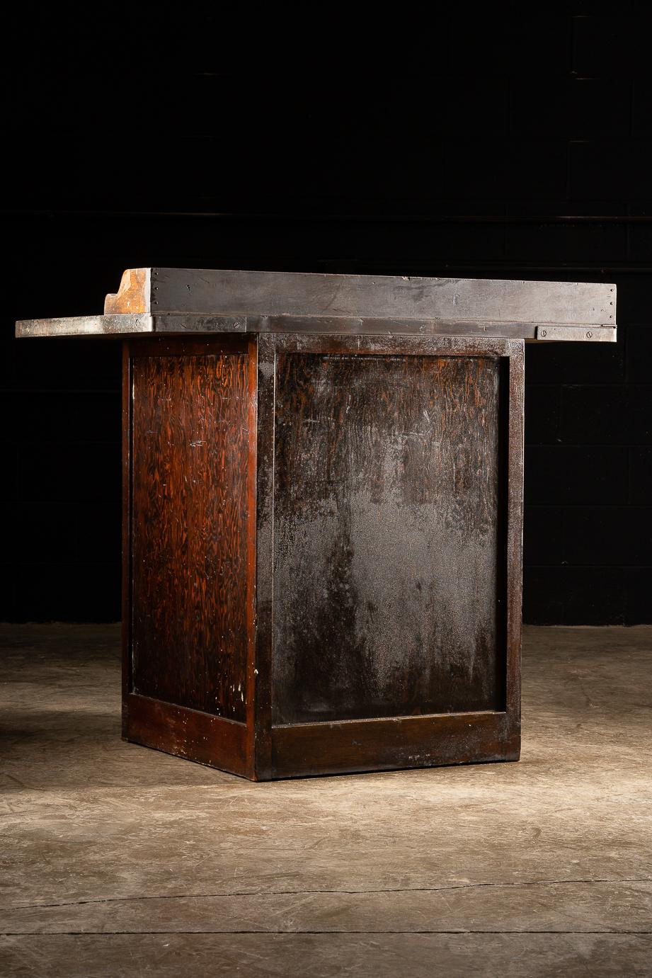 Banco de trabajo industrial antiguo con cajonera y separadores en venta 2