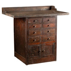 Ancienne armoire industrielle à piédestaux avec séparateurs