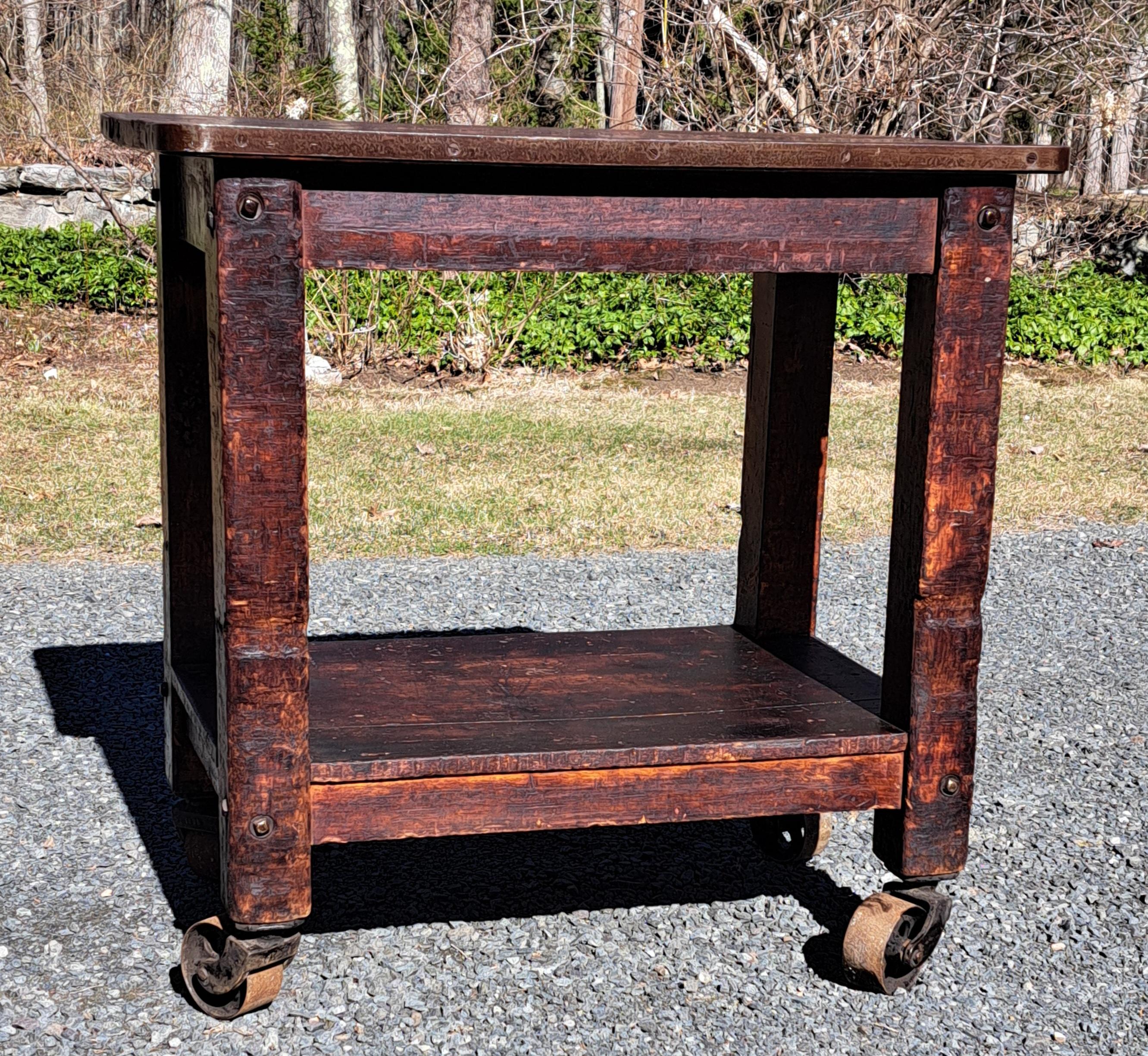 Mesa de trabajo rodante industrial antigua Isla de cocina Carrito de bar Estadounidense en venta