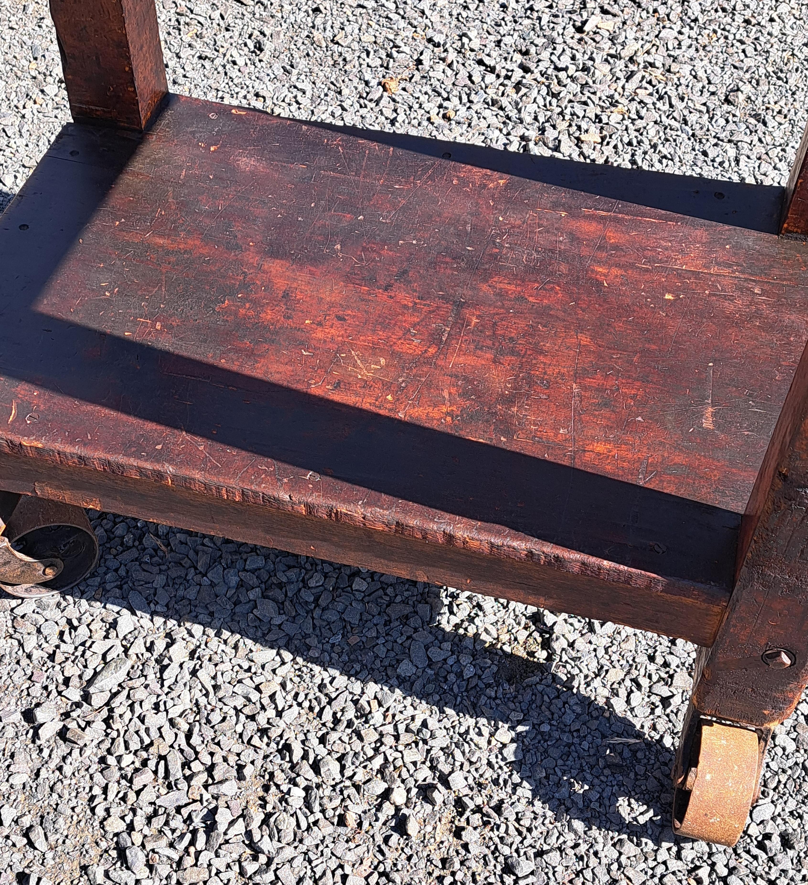 Mesa de trabajo rodante industrial antigua Isla de cocina Carrito de bar principios del siglo XX en venta