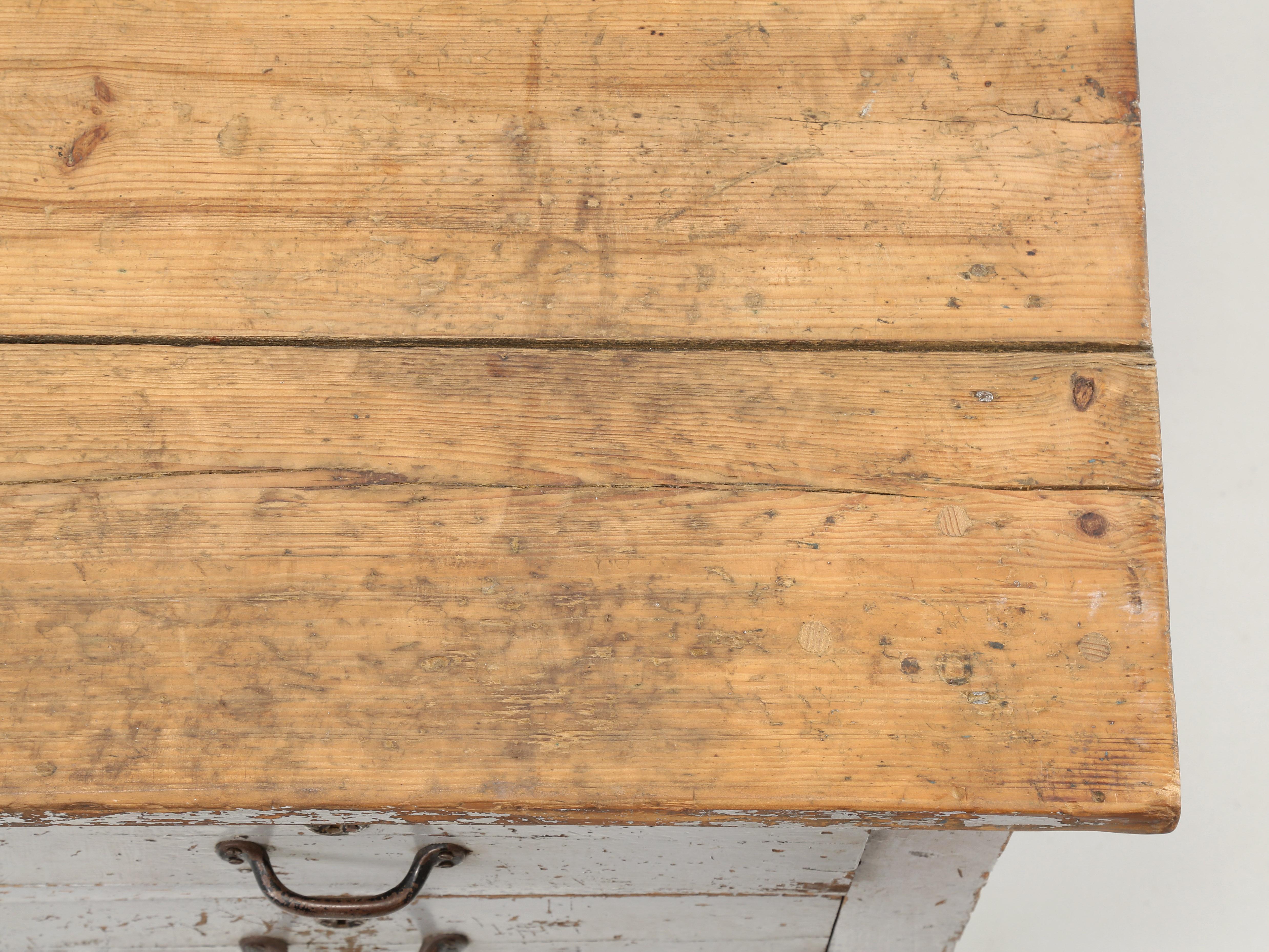 Antiker Industrieller Shop-Tisch, der zu einer Kücheninsel wird, Originalfarbe (Holz) im Angebot