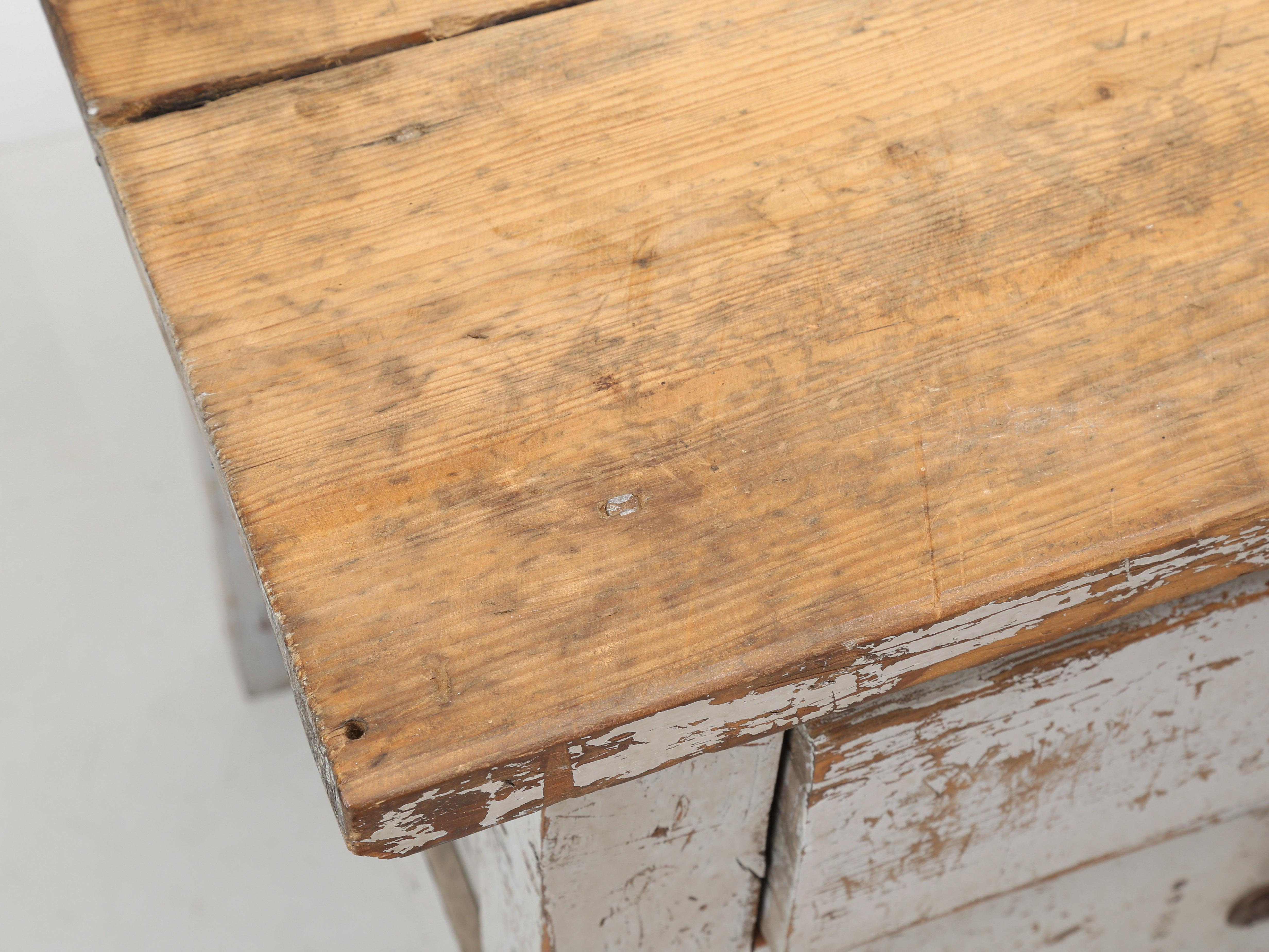 Antiker Industrieller Shop-Tisch, der zu einer Kücheninsel wird, Originalfarbe im Zustand „Gut“ im Angebot in Chicago, IL