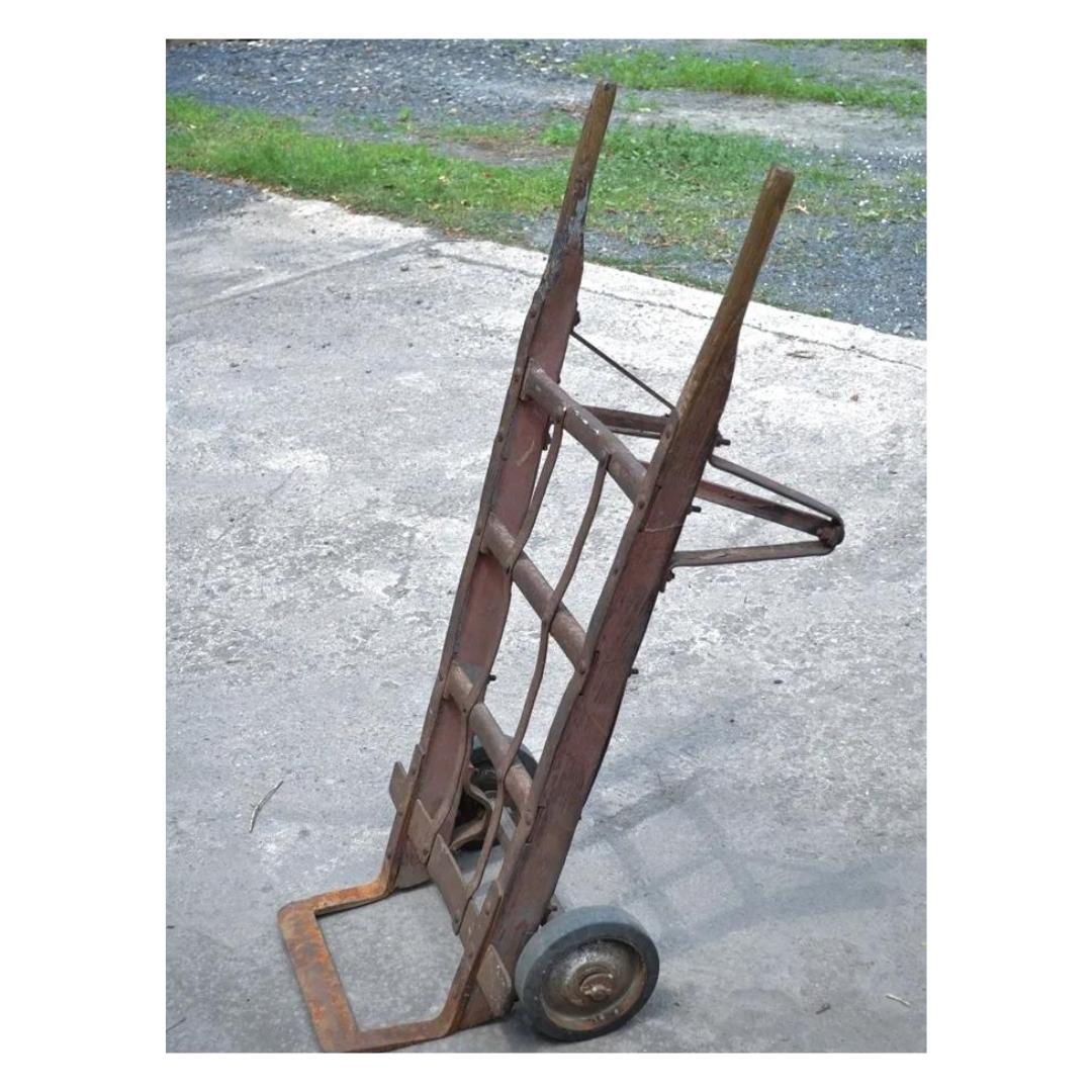 Chariot pour diable en fer et en bois, antique, industriel, steampunk, vieilli. Circa Early 1900s Mesures : A plat : 16