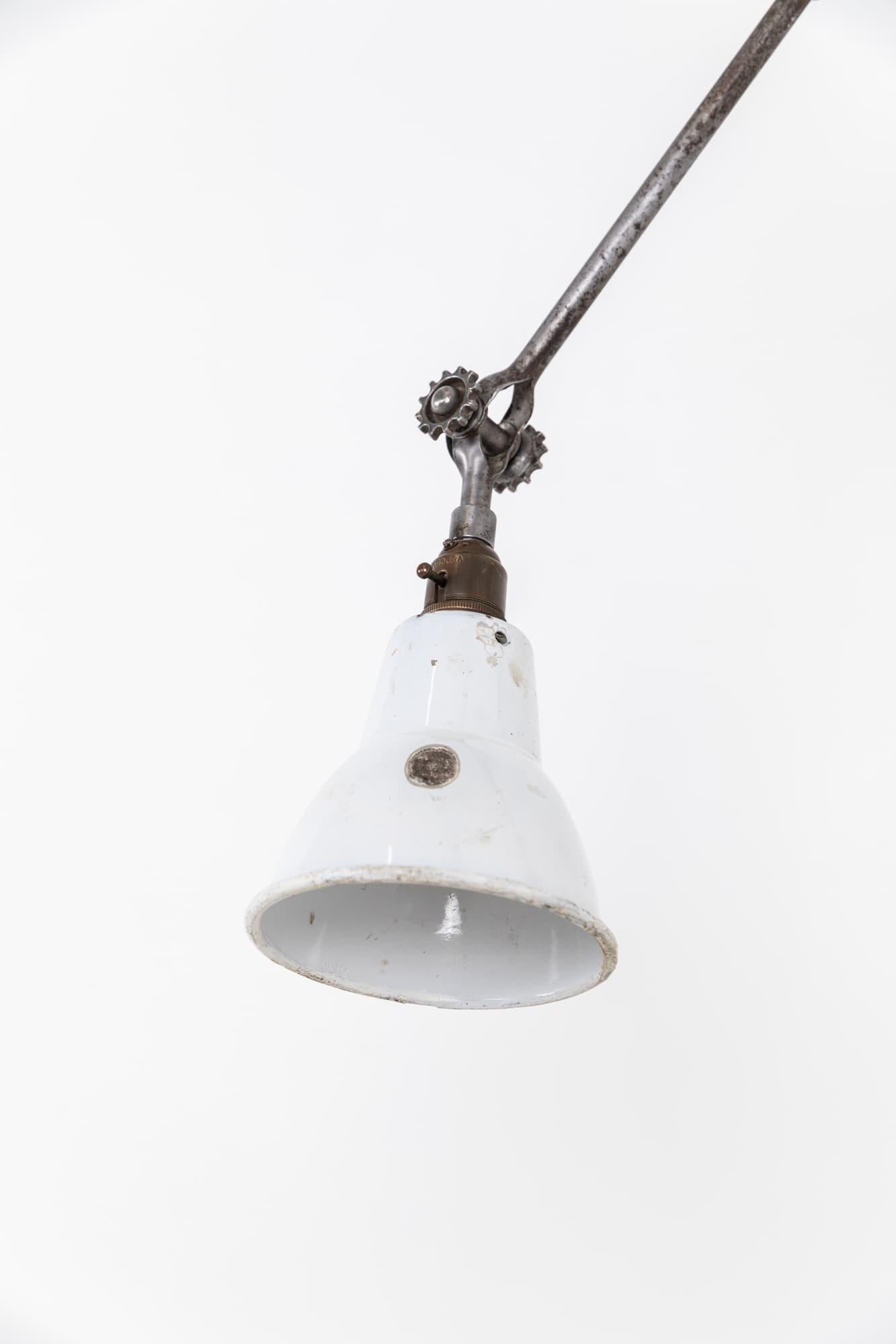 Exemple très rare d'une lampe de machiniste fabriquée en Angleterre par Dugdills. C.1910.

Fabriqué en acier avec une très belle finition patinée sur l'ensemble, avec les anciens boulons de serrage crantés. Entièrement articulée, cette lampe
