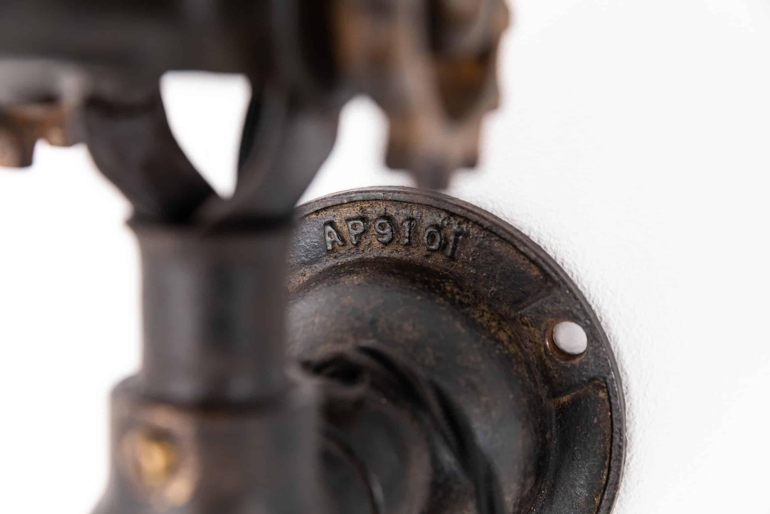 

Exemple très rare d'une lampe de machiniste fabriquée en Angleterre par Dugdills. C.1910.

Fabriqué en acier avec une très belle finition patinée, avec les anciens boulons de serrage dentelés et le numéro AP en relief sur la base. Entièrement