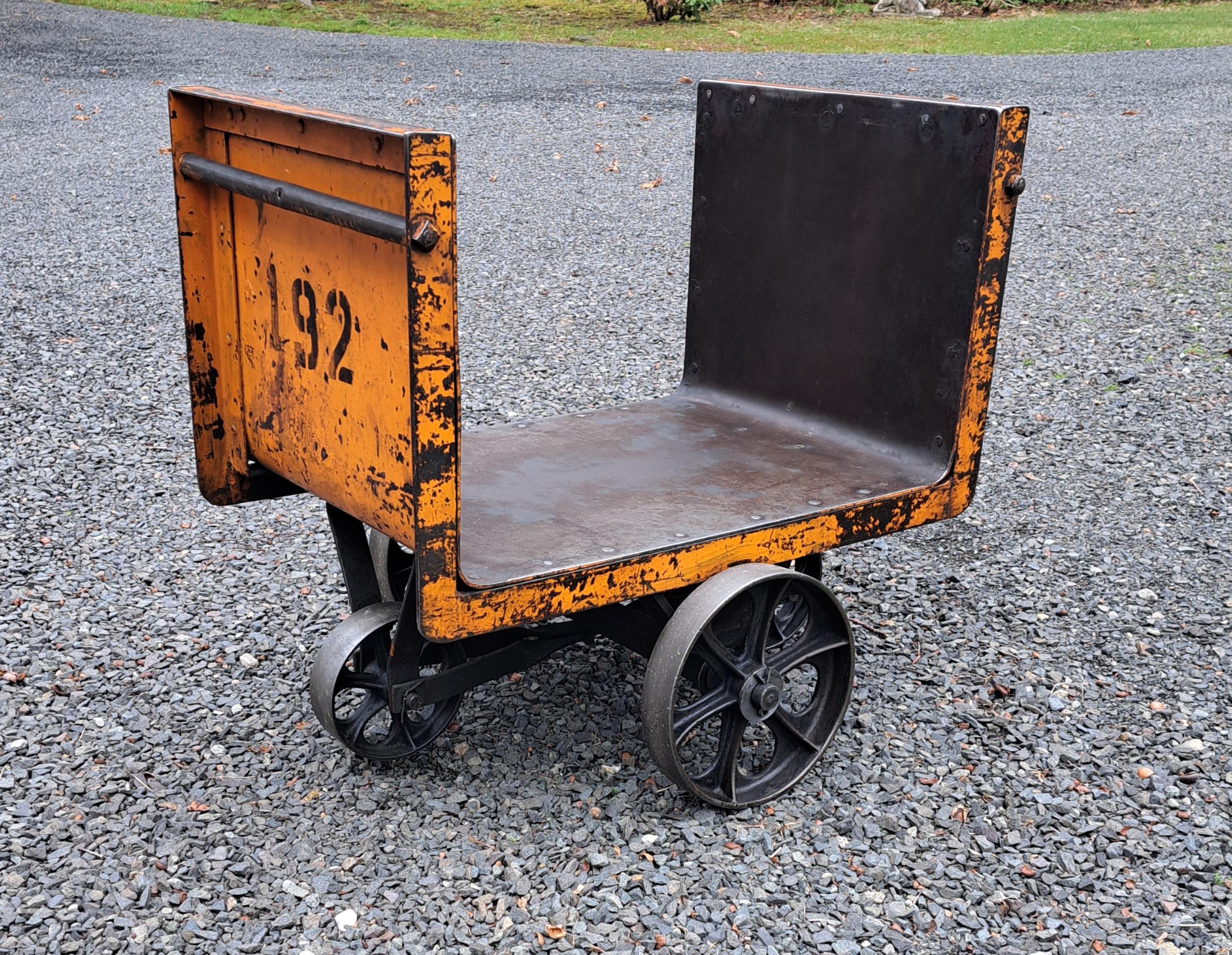 Chariot industriel ancien en acier # 192. Ils étaient utilisés dans une usine de transformation pour peser le produit.  Le chiffre figurant sur le chariot représente le poids du chariot.  Il mesure 27 pouces de profondeur avec les roues, 34 pouces