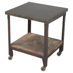 Mesa industrial antigua ideal como mesa auxiliar, pequeña isla de cocina o mesa auxiliar