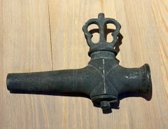 Grifo industrial antiguo, bronce o hierro fundido, diseño escultórico, 1950