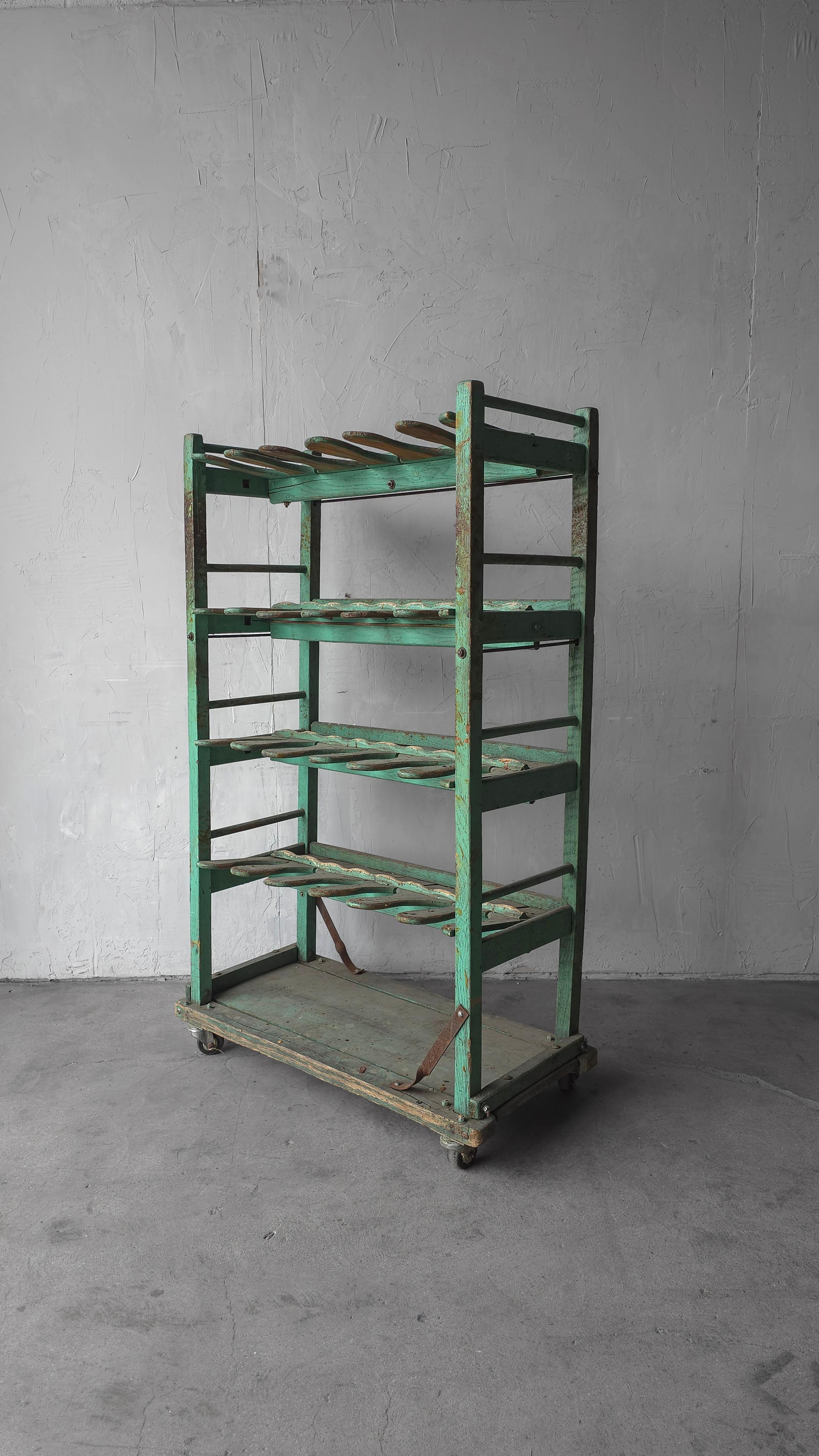 Un pezzo unico di antiquariato industriale.  Le ricerche indicano che molto probabilmente si tratta di uno stendino di una fabbrica di scarpe.  Costruito in legno e acciaio, è abbastanza robusto da poter essere utilizzato come scarpiera all'ingresso