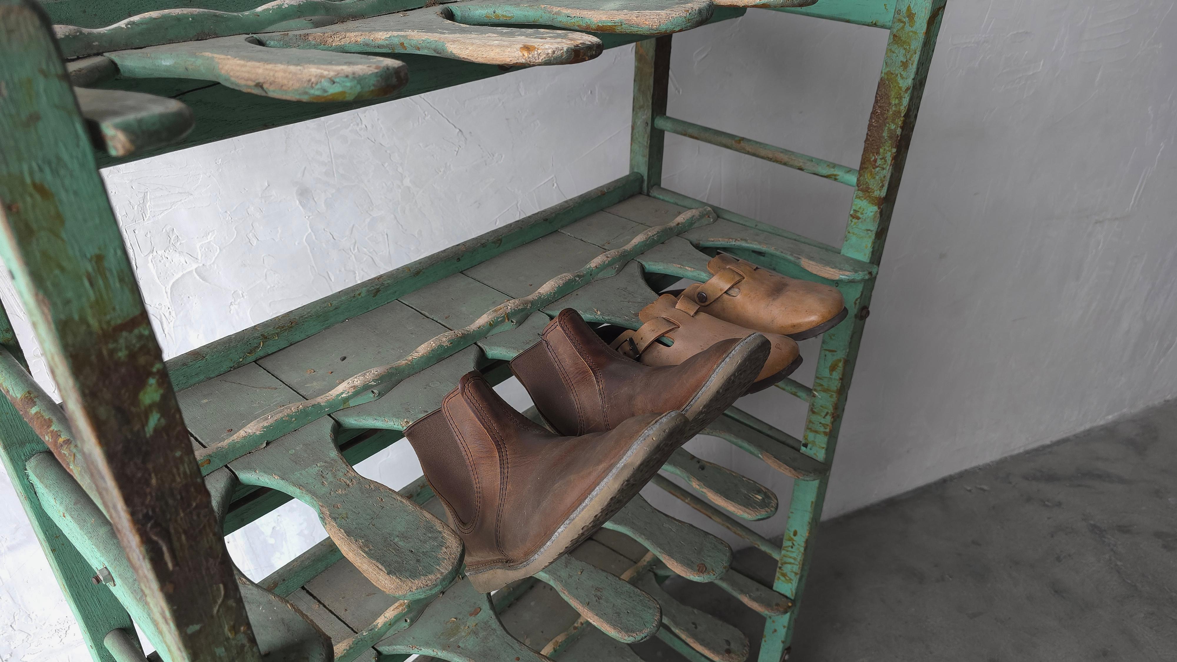 XX secolo Antico scaffale industriale in legno e acciaio per l'asciugatura delle calzature in vendita