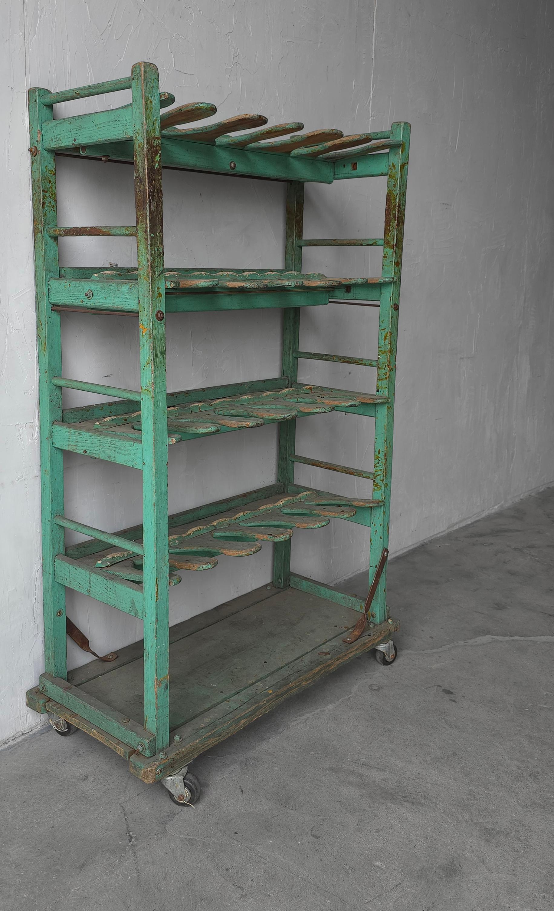 Legno Antico scaffale industriale in legno e acciaio per l'asciugatura delle calzature in vendita