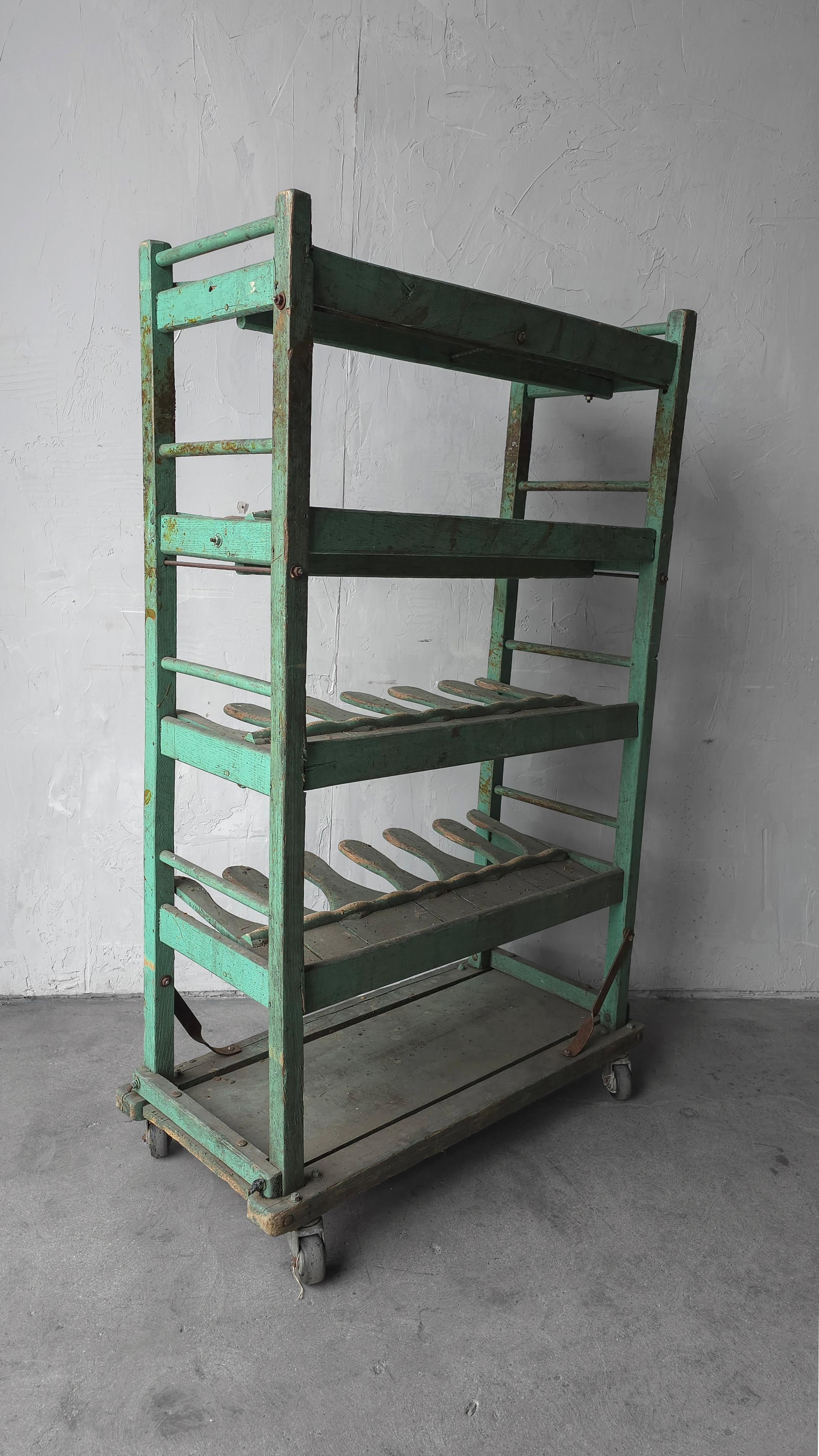 Antico scaffale industriale in legno e acciaio per l'asciugatura delle calzature in vendita 1