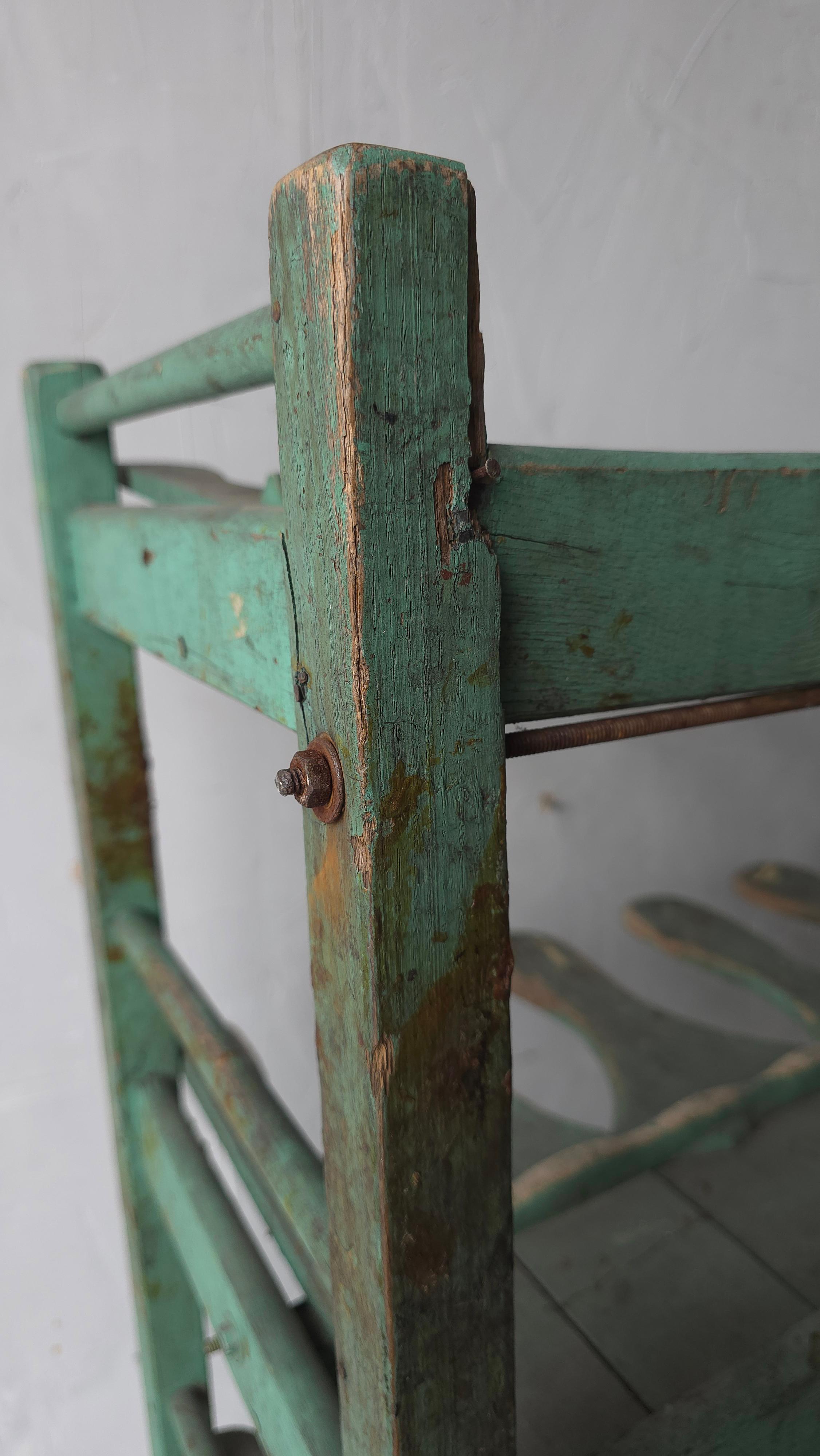 Antico scaffale industriale in legno e acciaio per l'asciugatura delle calzature in vendita 3
