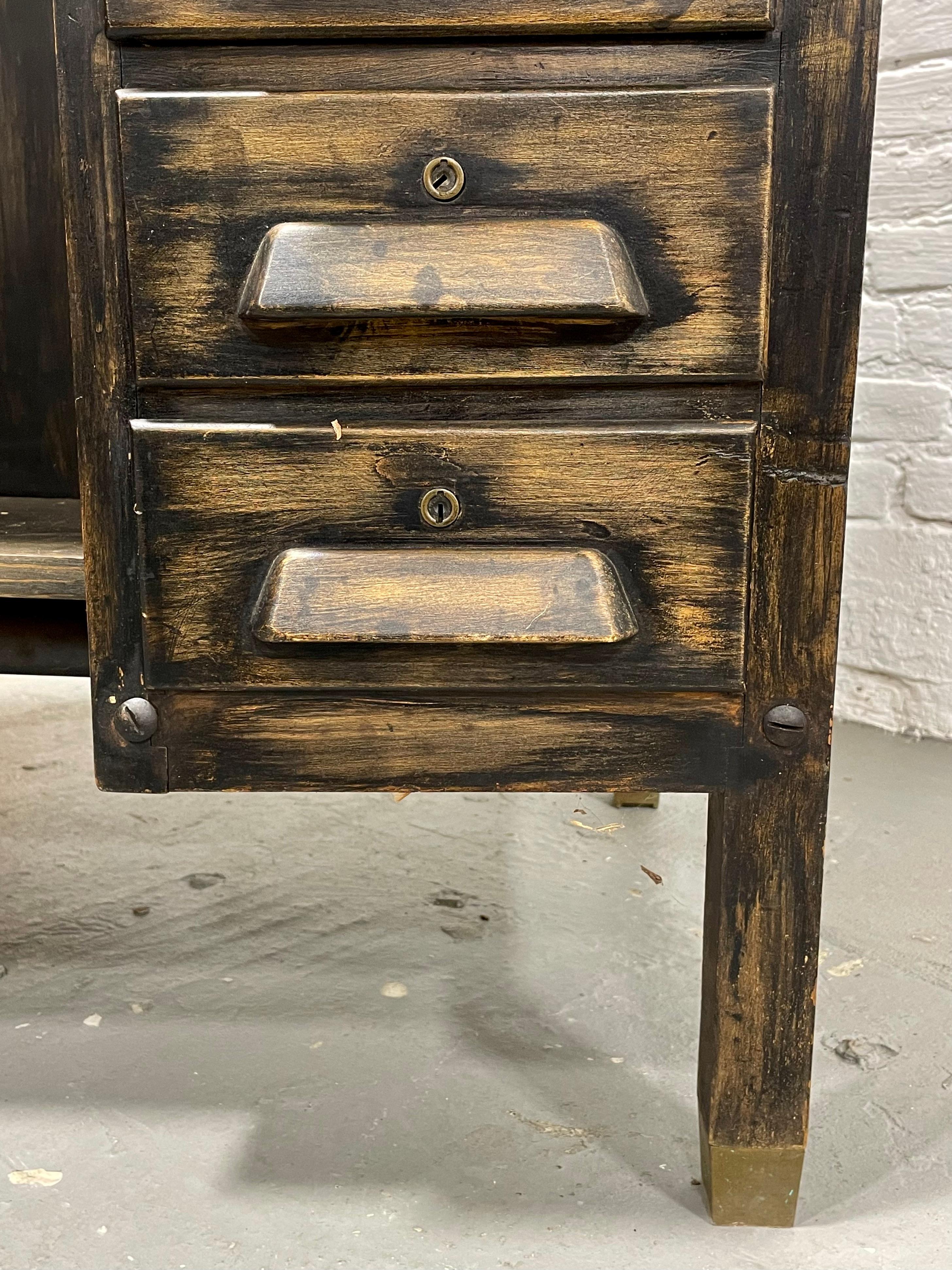 Antiker INDUSTRIELLER ARBEITSBANKSCHRANK aus Holz, ca. 1920er Jahre im Angebot 8
