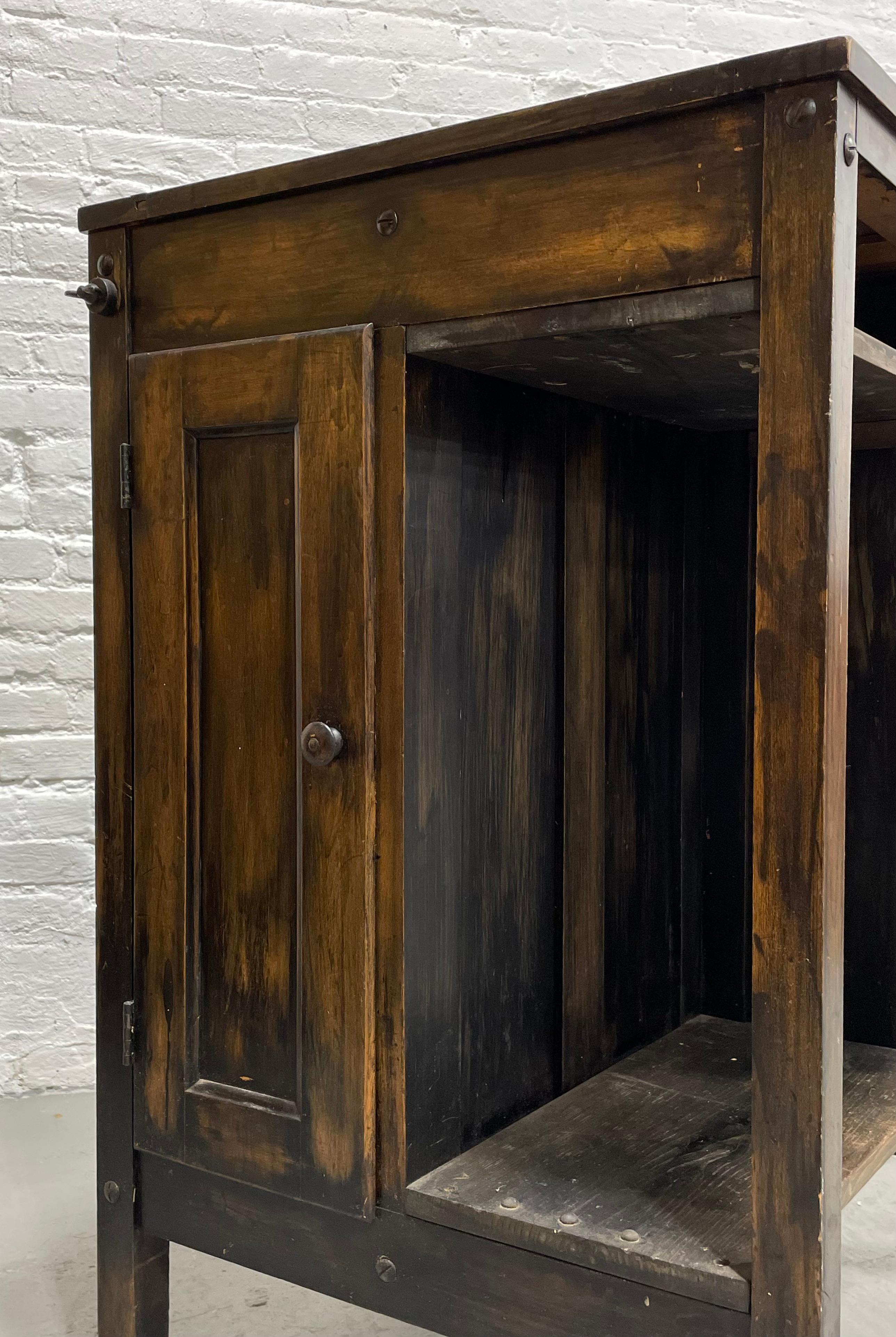 Antiker INDUSTRIELLER ARBEITSBANKSCHRANK aus Holz, ca. 1920er Jahre im Angebot 10