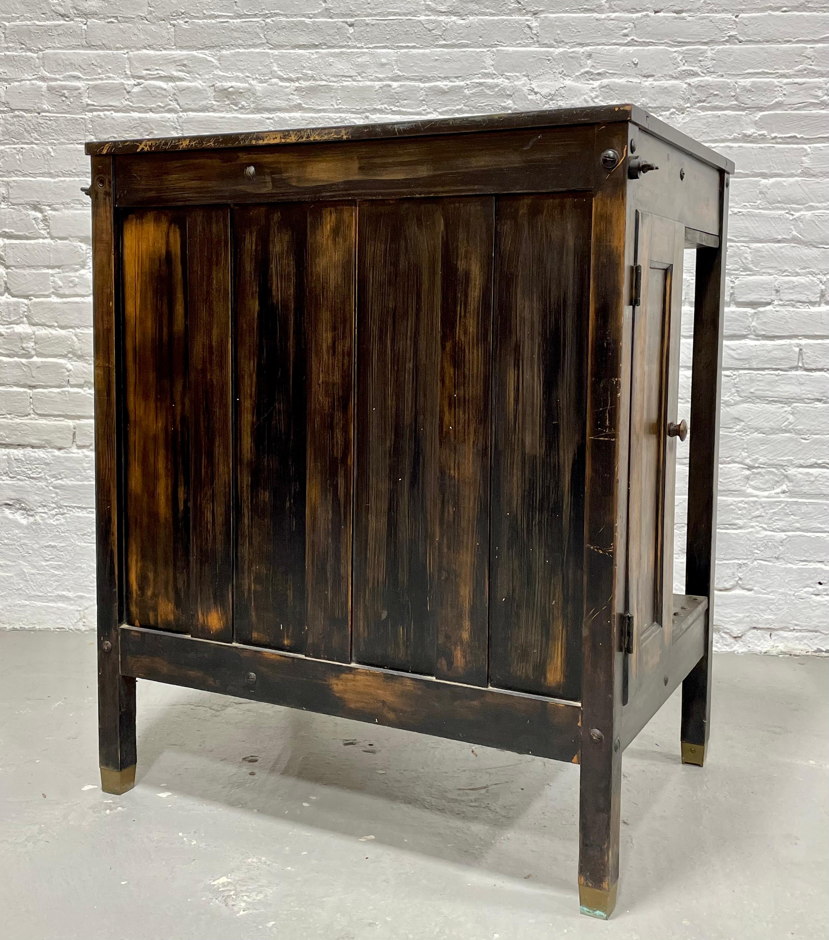 Antiker INDUSTRIELLER ARBEITSBANKSCHRANK aus Holz, ca. 1920er Jahre im Angebot 4