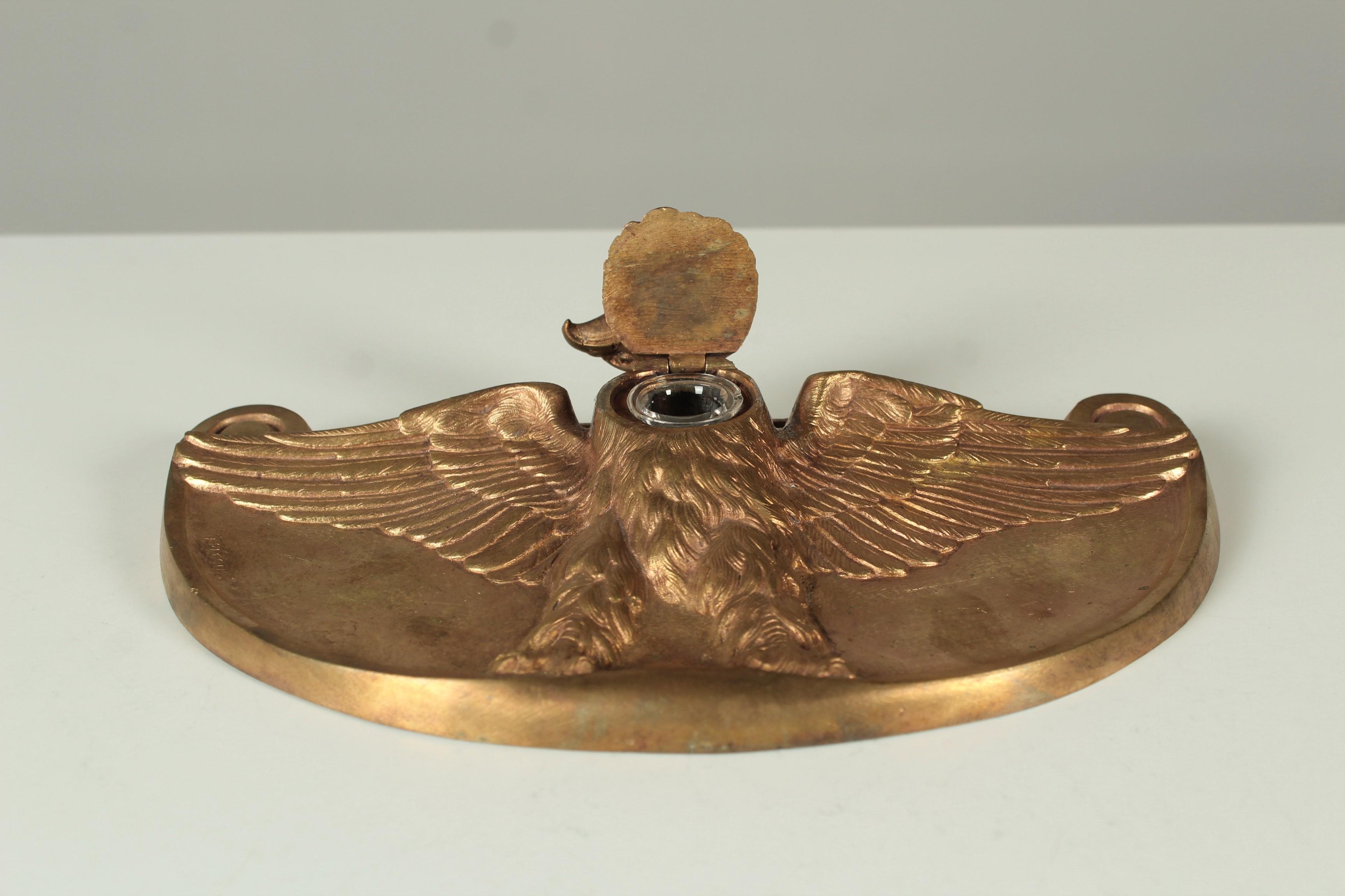 Français Encrier ancien, aigle d'aigle, plateau à stylos, bronze doré, signé Frecourt, Art Déco en vente