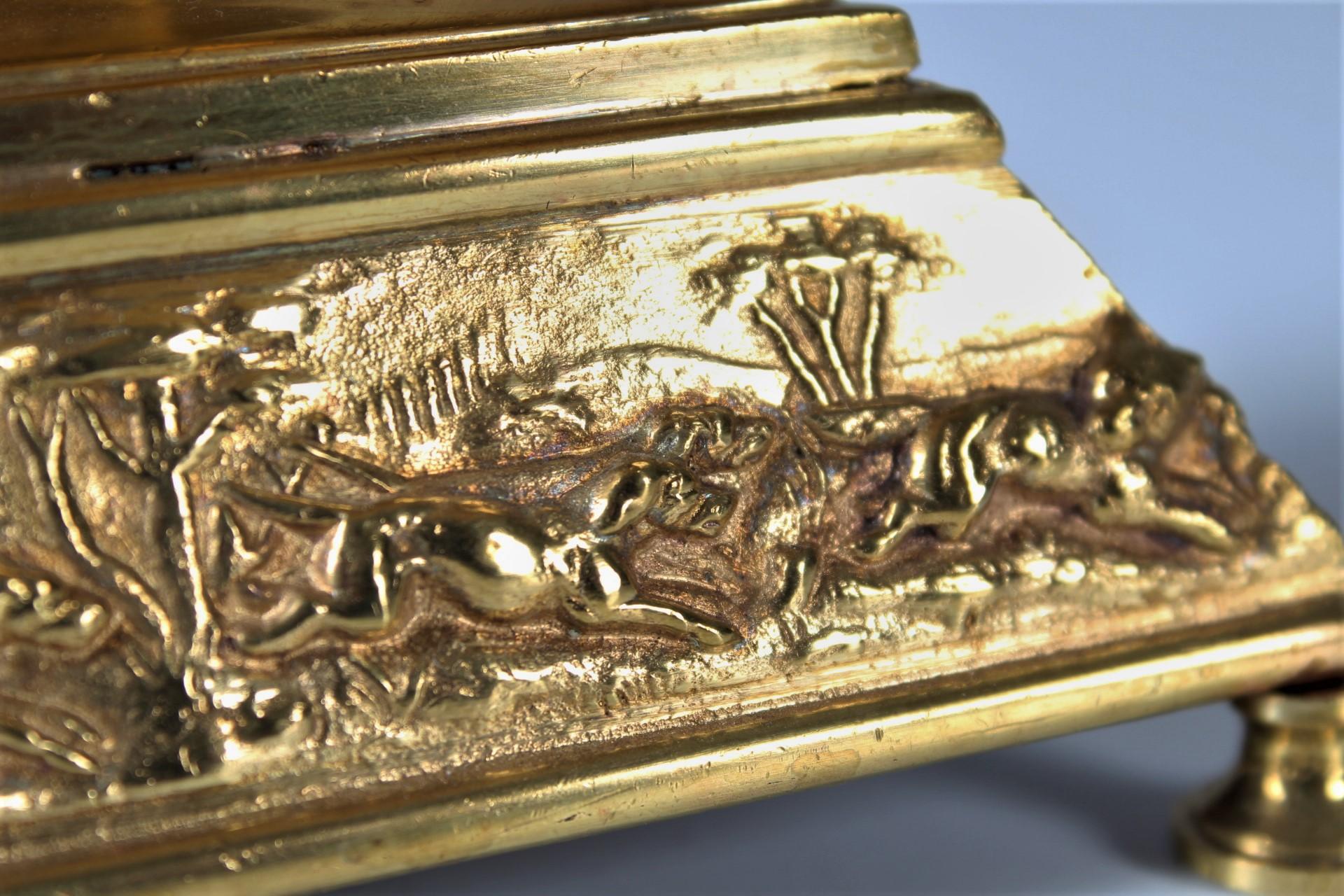 Français Encrier d'antiquités, bronze doré, outil de bureau ancien, forme de vase en vente