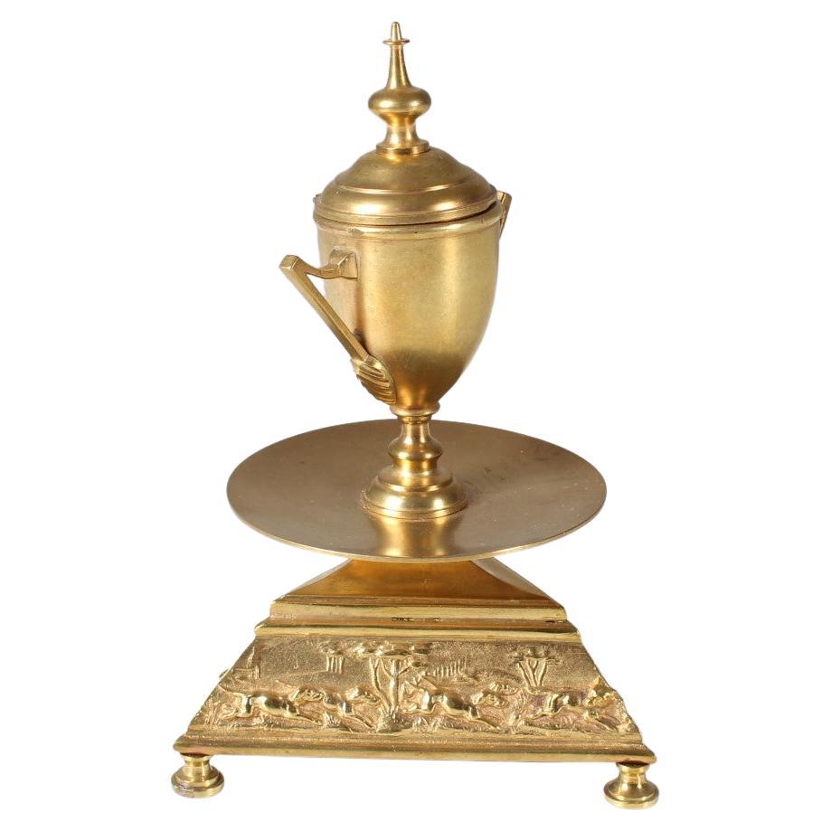 Encrier d'antiquités, bronze doré, outil de bureau ancien, forme de vase en vente